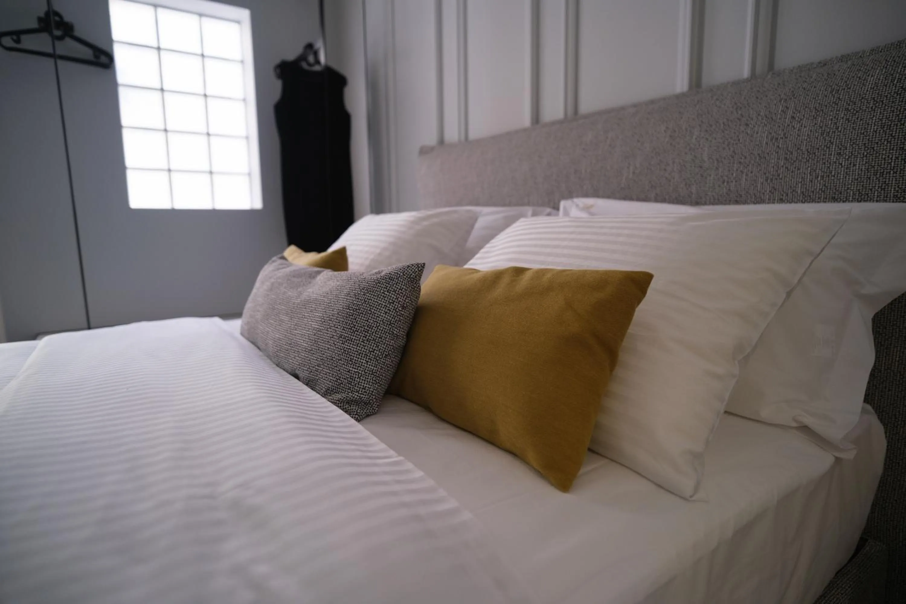 Bedroom, Bed in K23 Color Suites