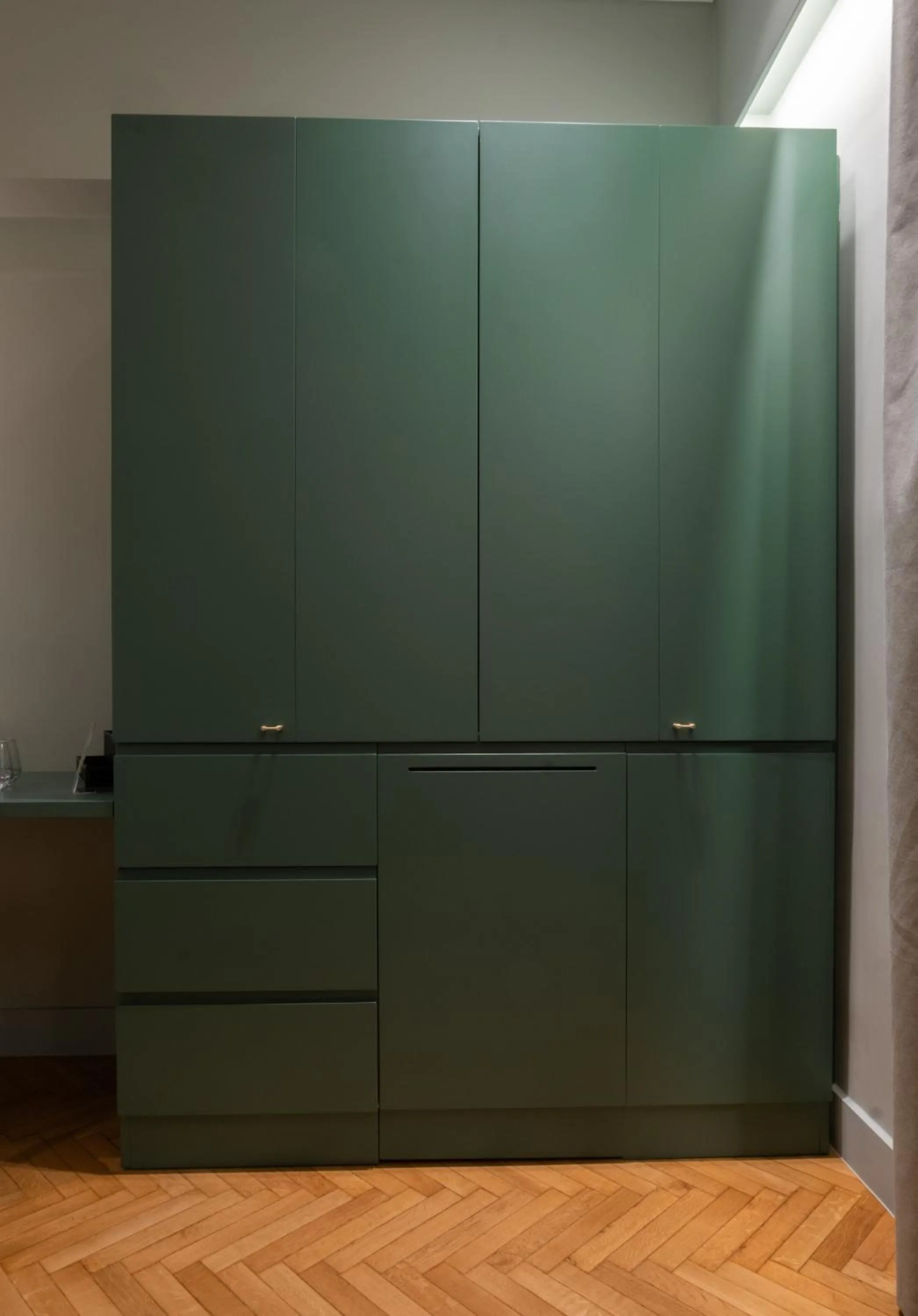 wardrobe in K23 Color Suites