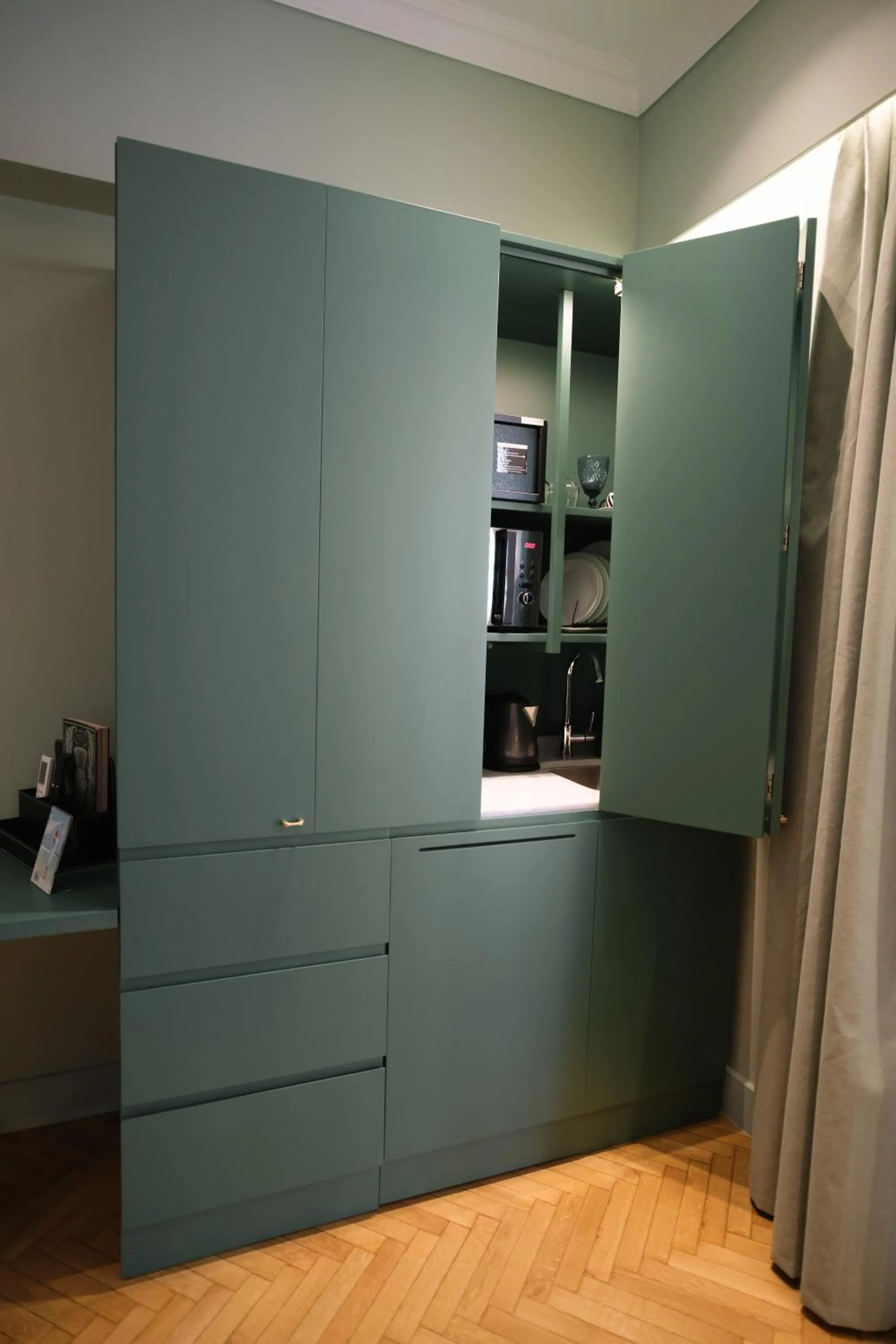 wardrobe in K23 Color Suites