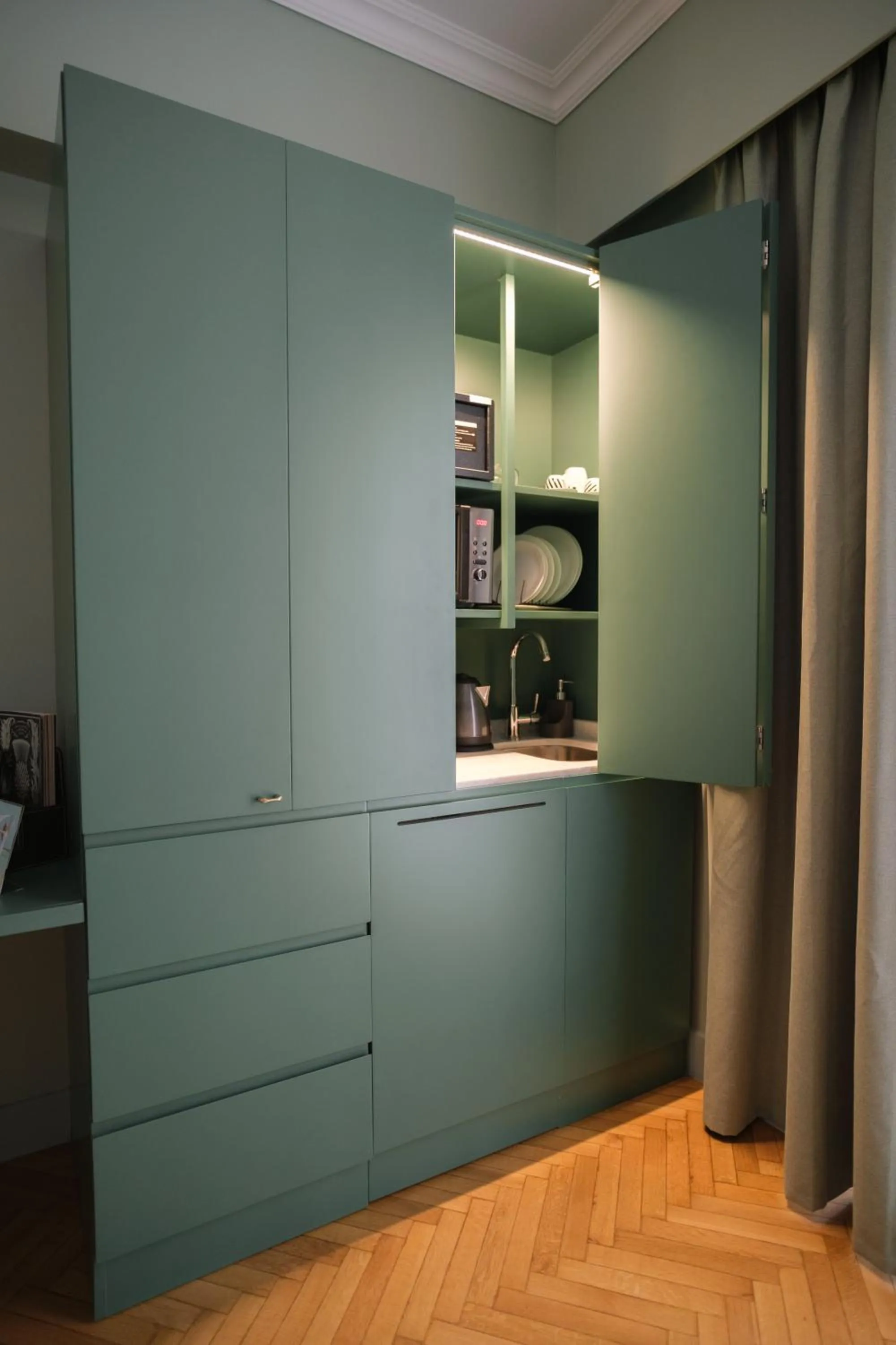 wardrobe in K23 Color Suites