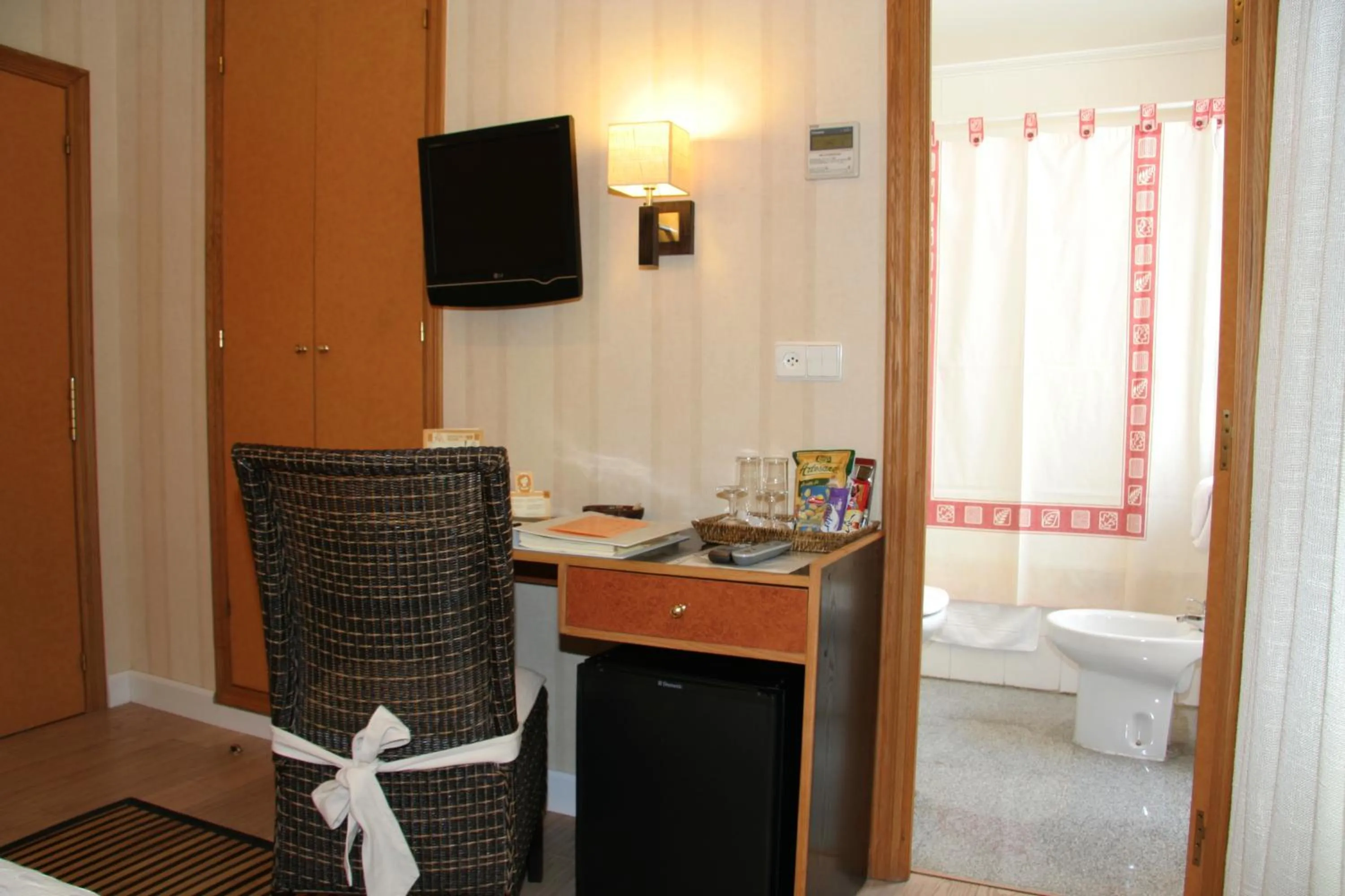 Seating area, Bed in Hostal Paris