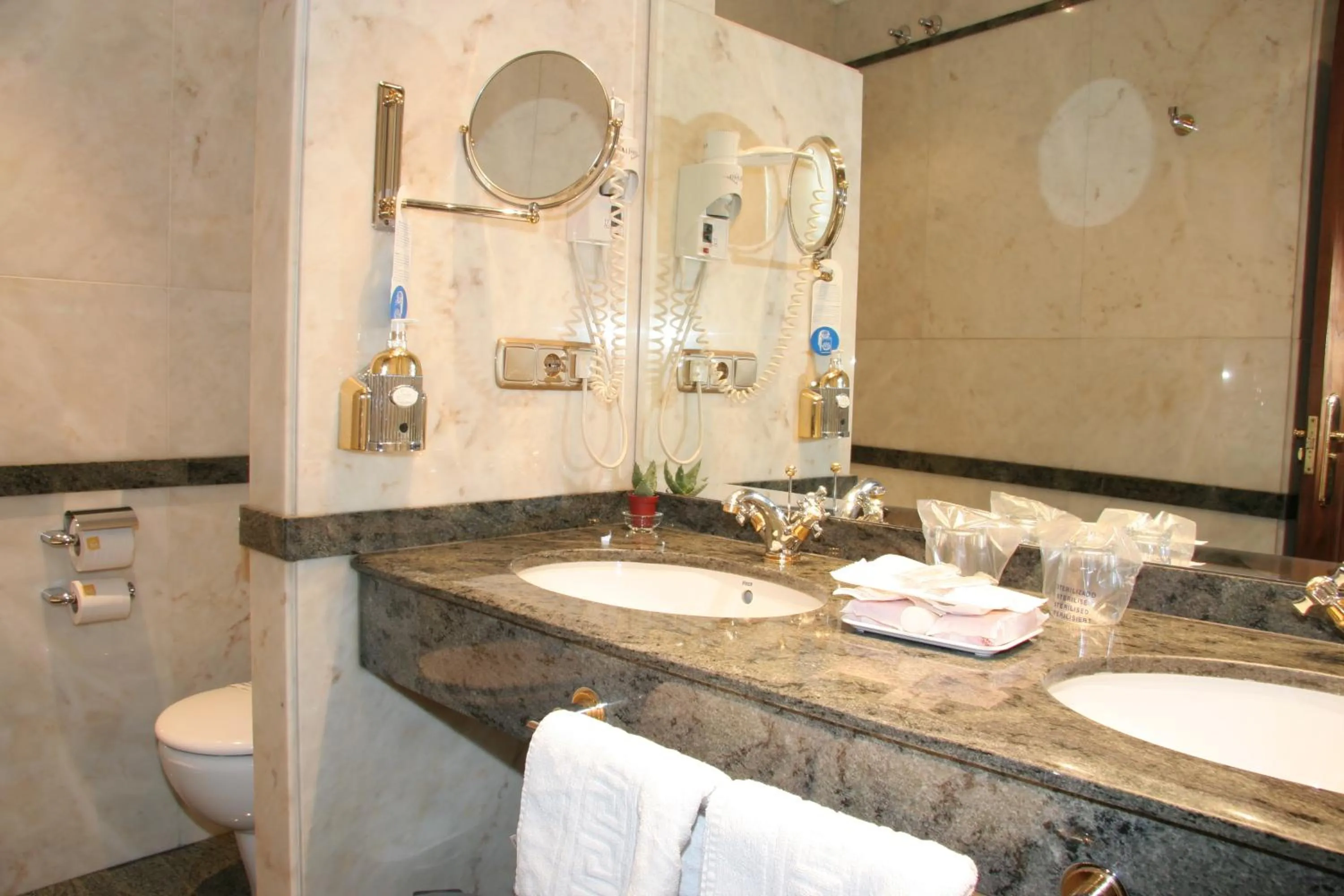 Bathroom in Hostal Paris