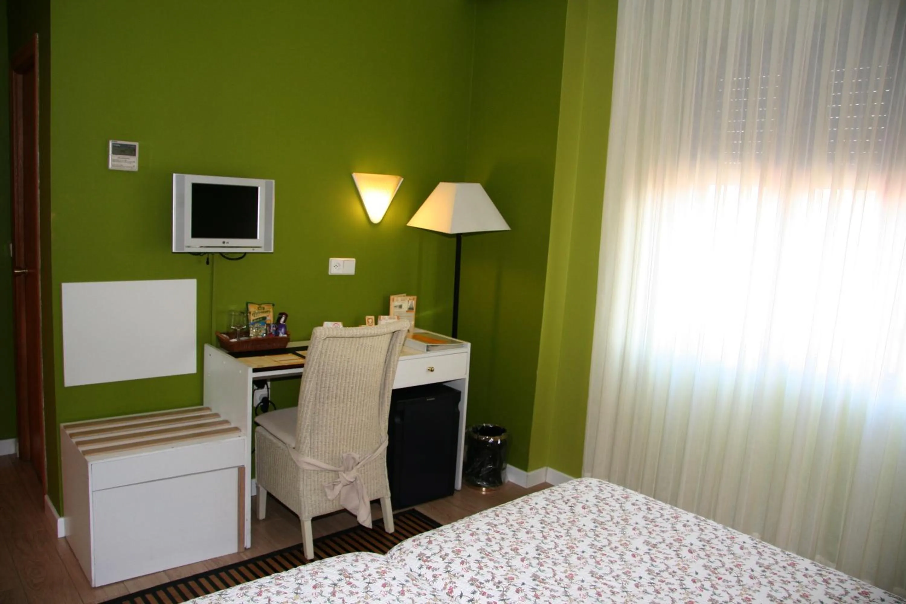 Seating area, Bed in Hostal Paris