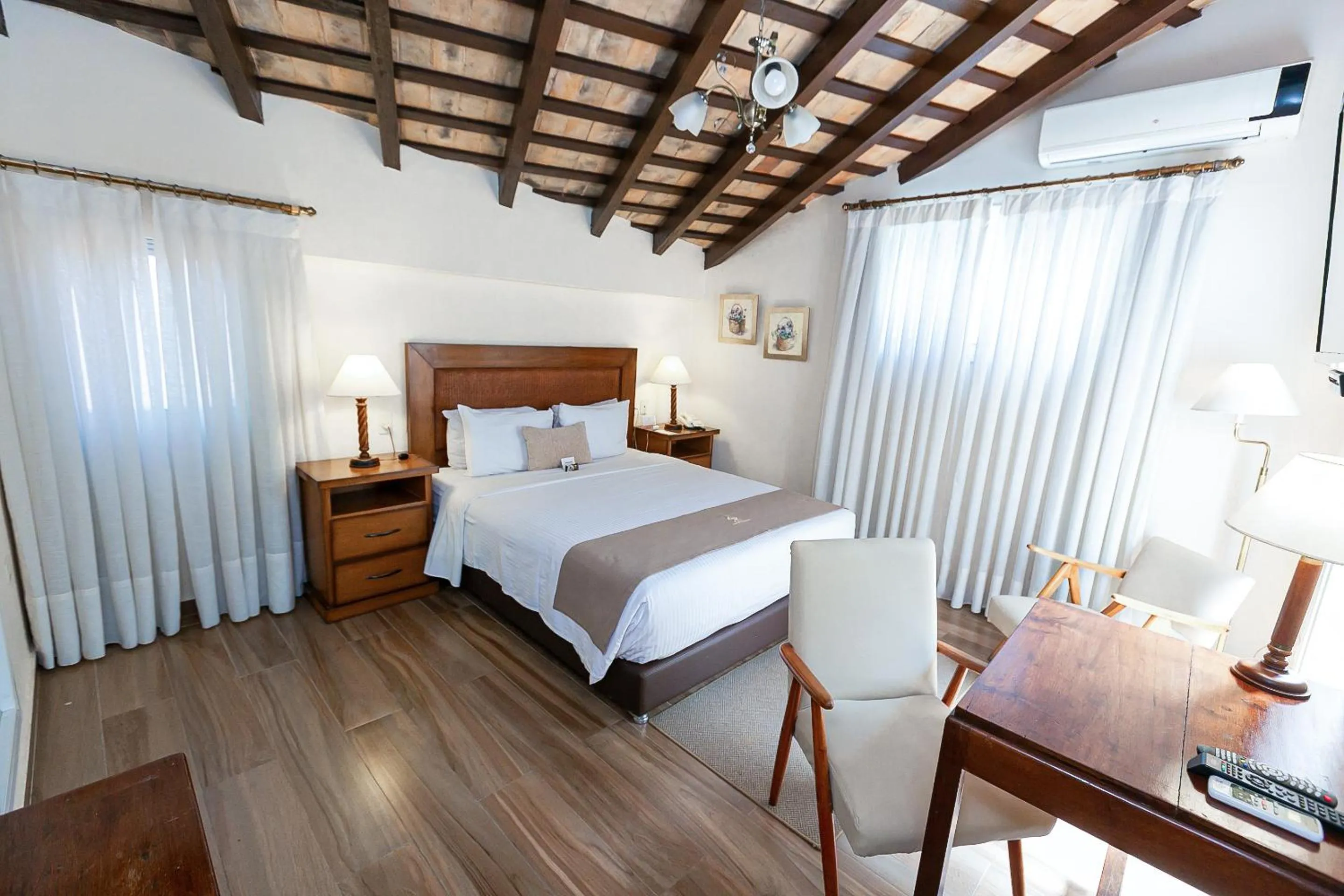 Photo of the whole room, Bed in Gran Hotel del Paraguay