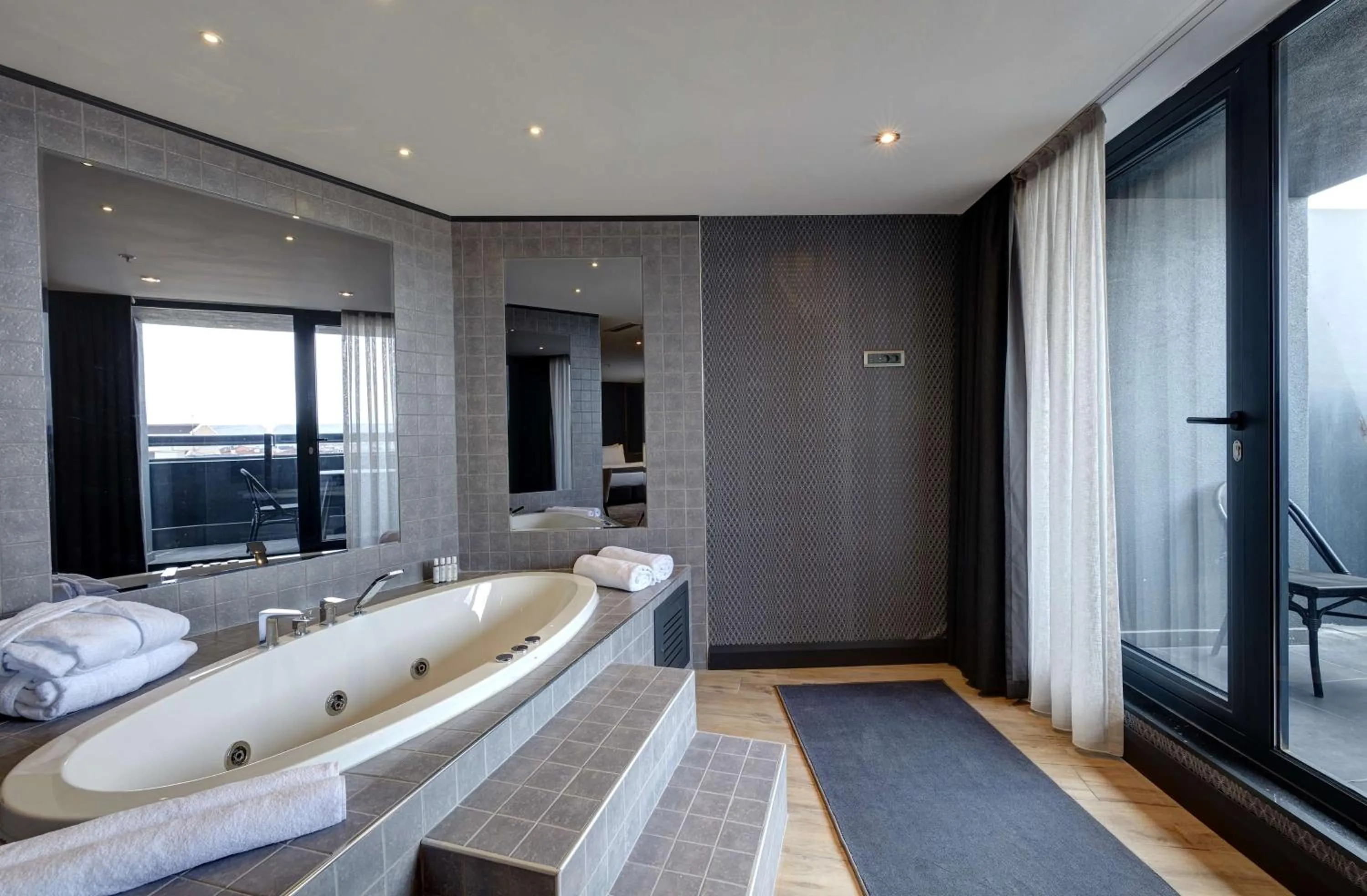 Bathroom, Bed in Nova Vista Centrum Hotel Eskisehir, a Member of Radisson Individuals