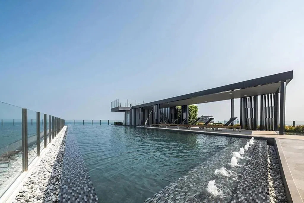 Day in The Base Central Pattaya