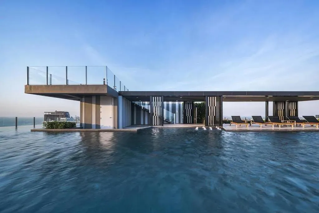 Day in The Base Central Pattaya