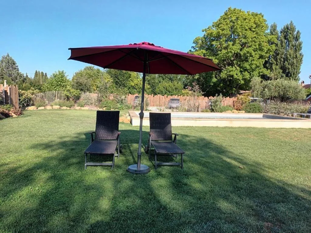 Pool view in BASTIDE DES MARTELIERES