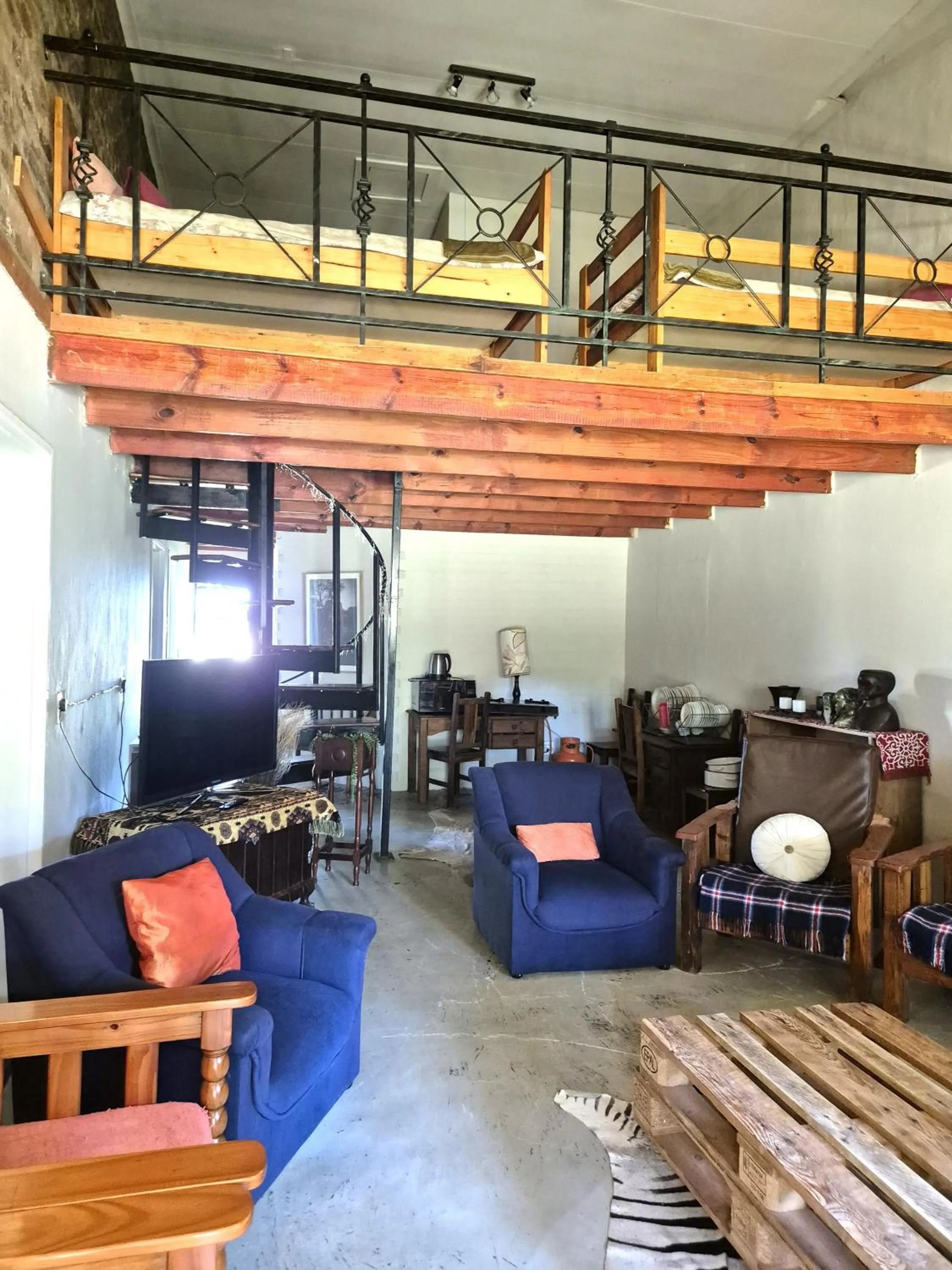 Communal lounge/ TV room in KatiKati Eco Lodge