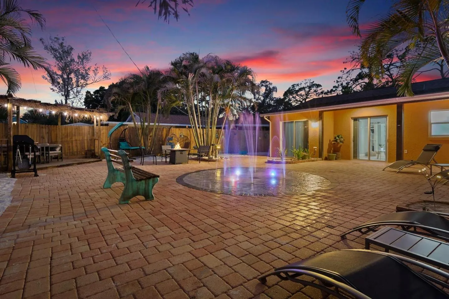 Coastal Villa w Amazing Courtyard - Splash Pad!
