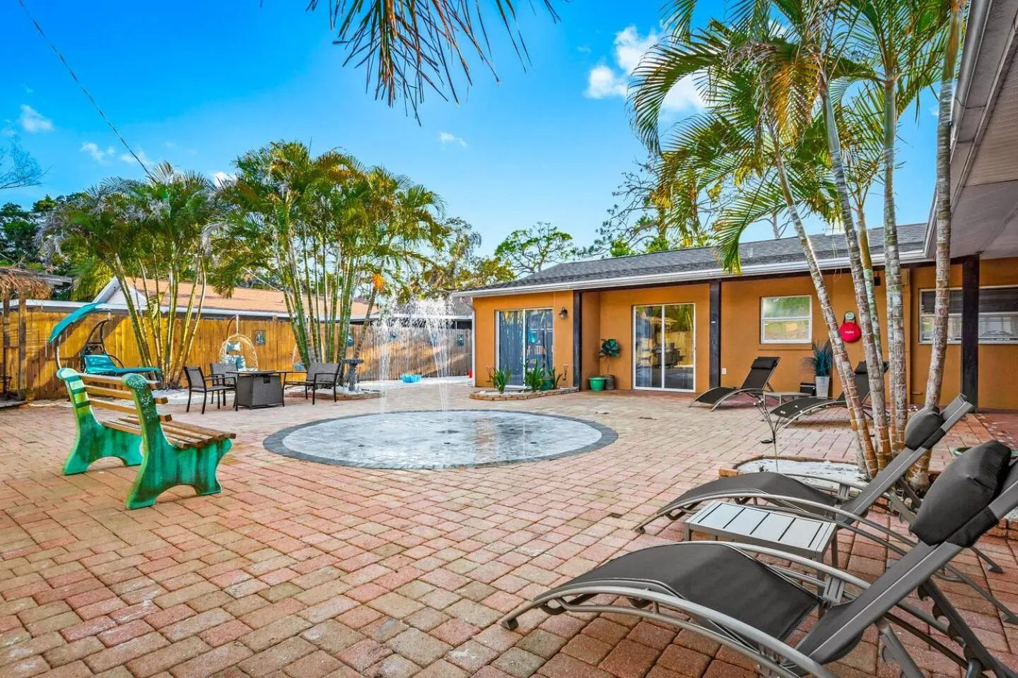 Coastal Villa w Amazing Courtyard - Splash Pad!