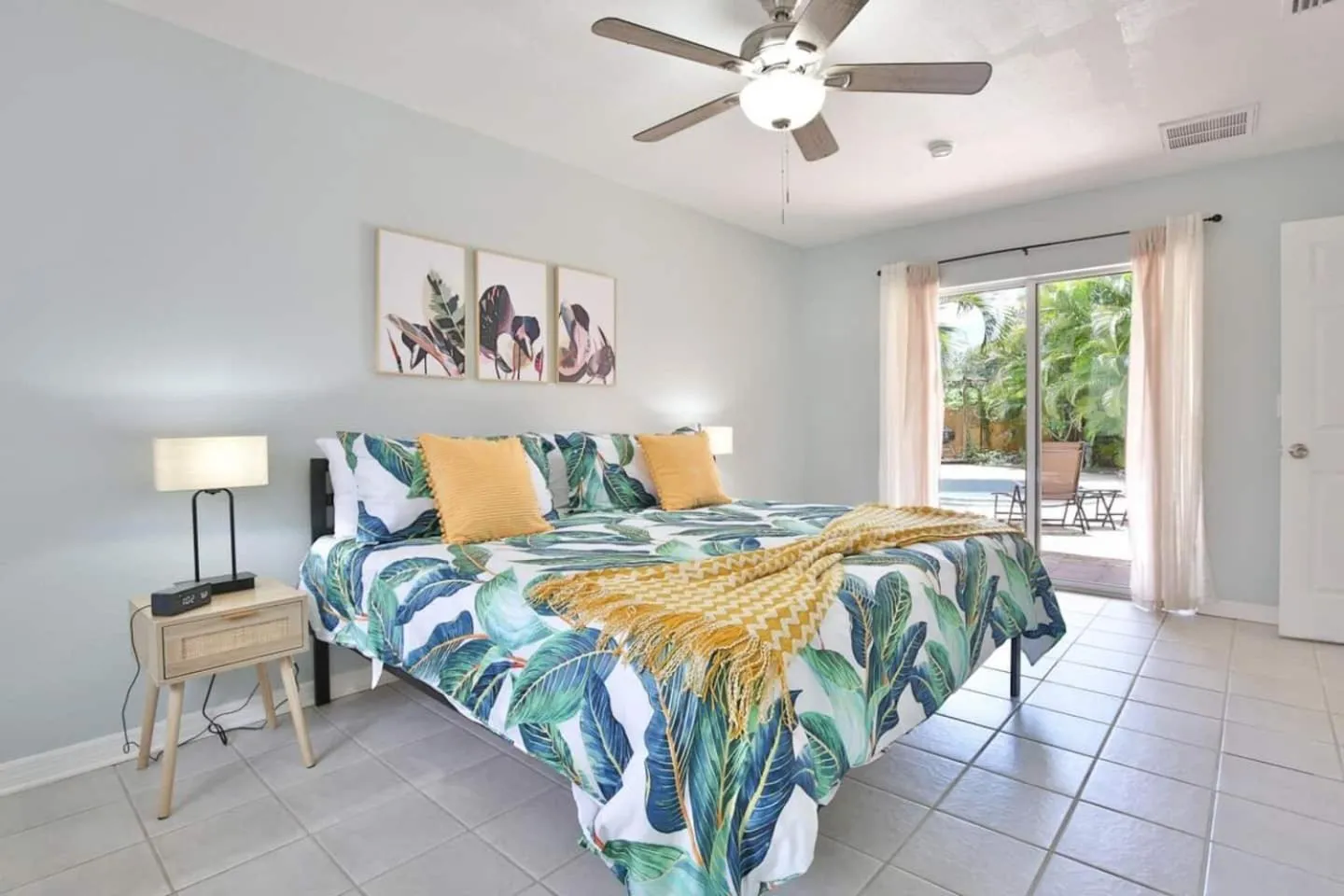 Bed in Coastal Villa w Amazing Courtyard - Splash Pad!
