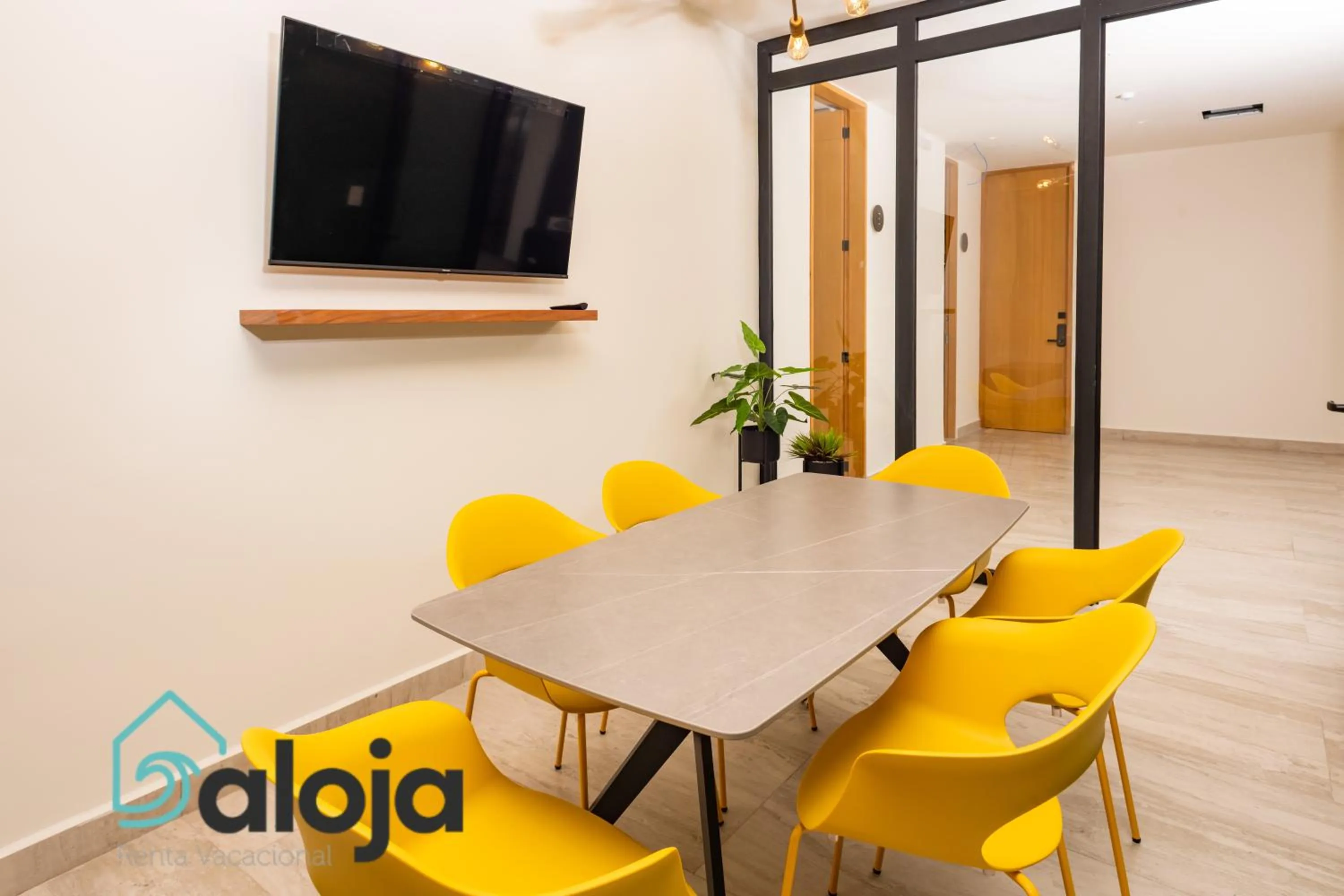 Communal lounge/ TV room in Torre Sofia - By Aloja RV