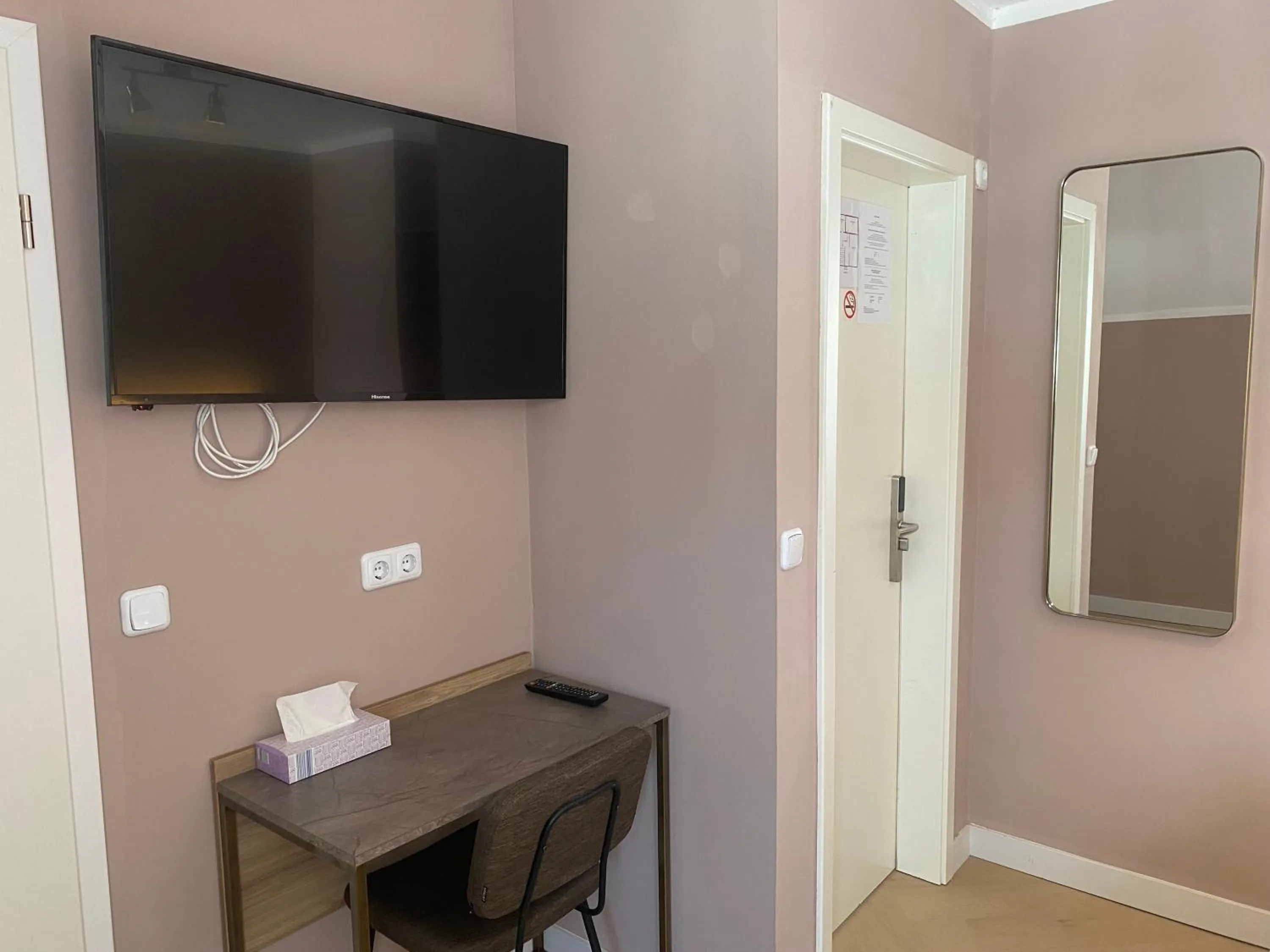 TV and multimedia in Hotel Petite Königsallee SELF CHECK-IN