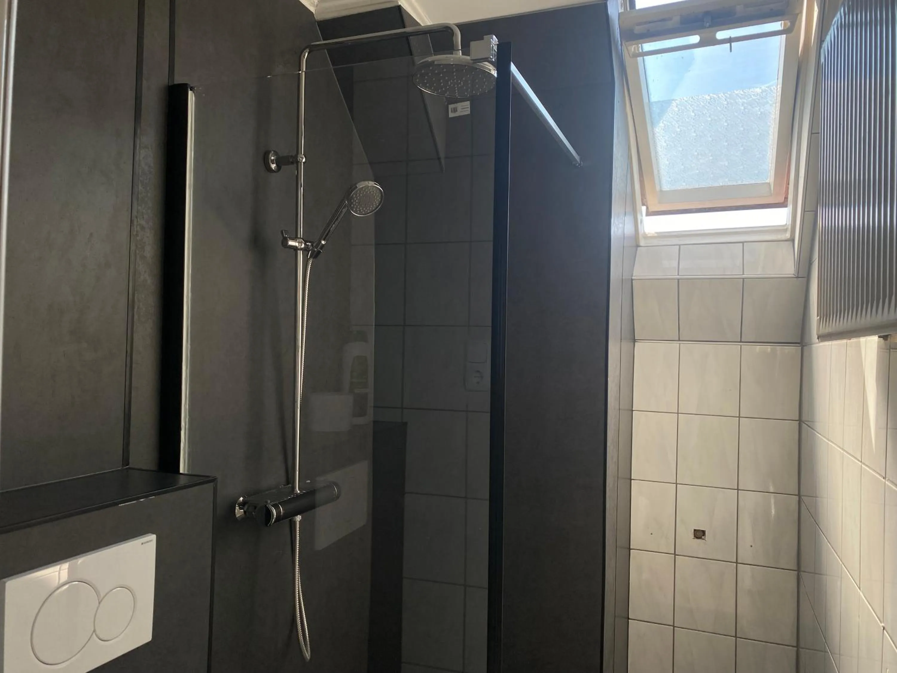 Shower in Hotel Petite Königsallee SELF CHECK-IN
