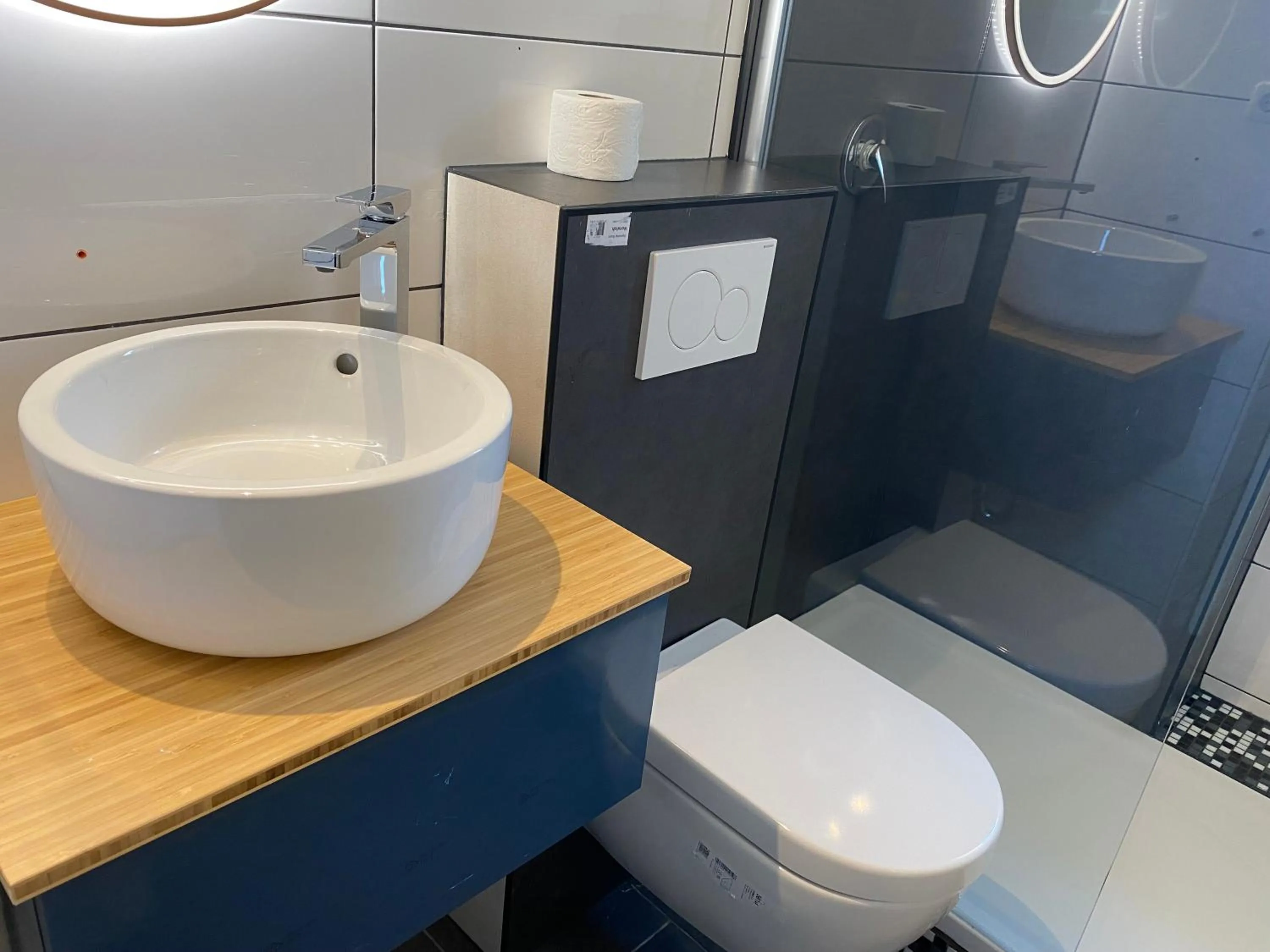 Shower in Hotel Petite Königsallee SELF CHECK-IN