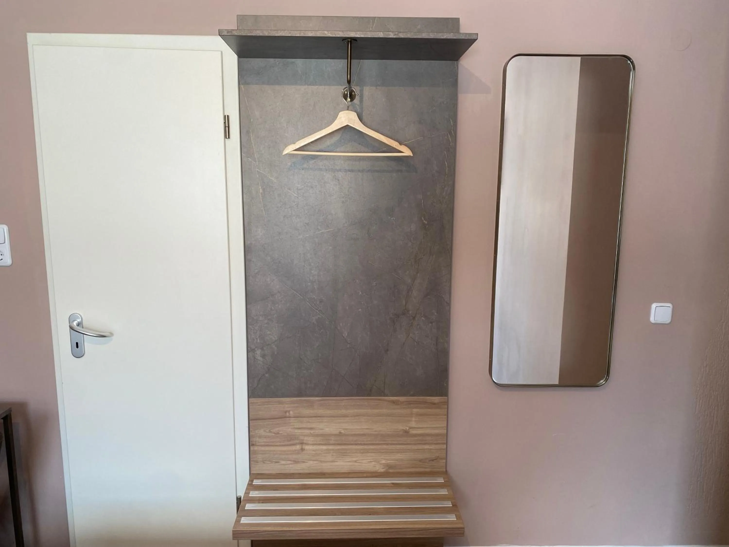 wardrobe in Hotel Petite Königsallee SELF CHECK-IN