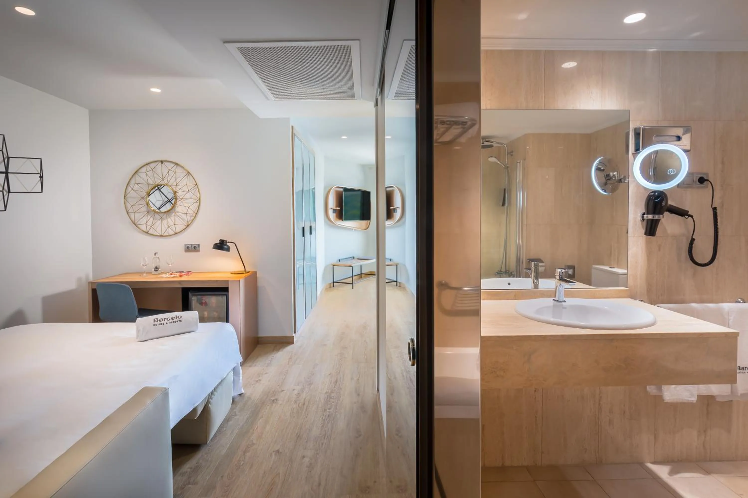 Photo of the whole room, Bed in Barceló Costa Vasca