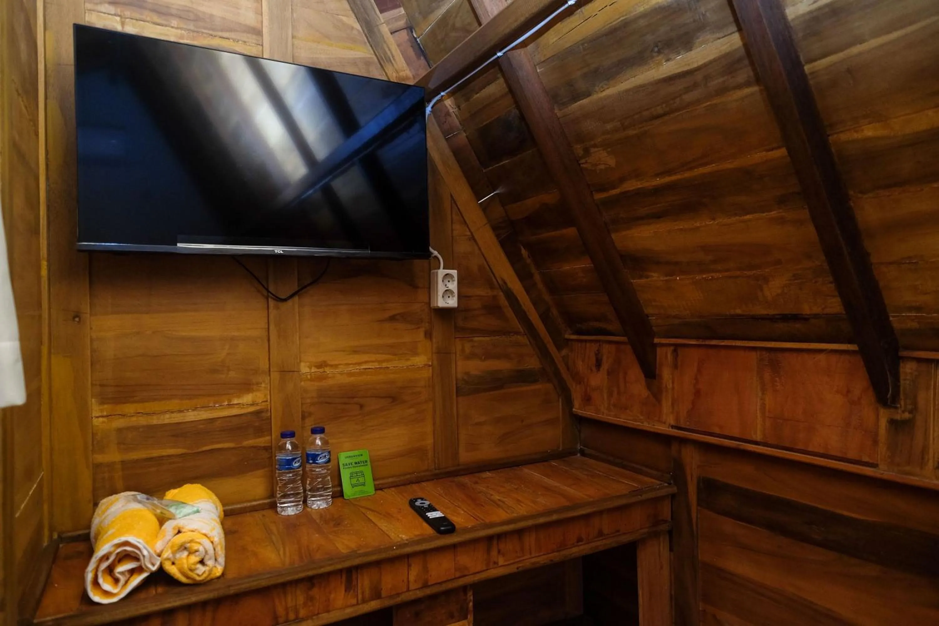 TV and multimedia in Urbanview Villa Lukulo Kebumen by RedDoorz