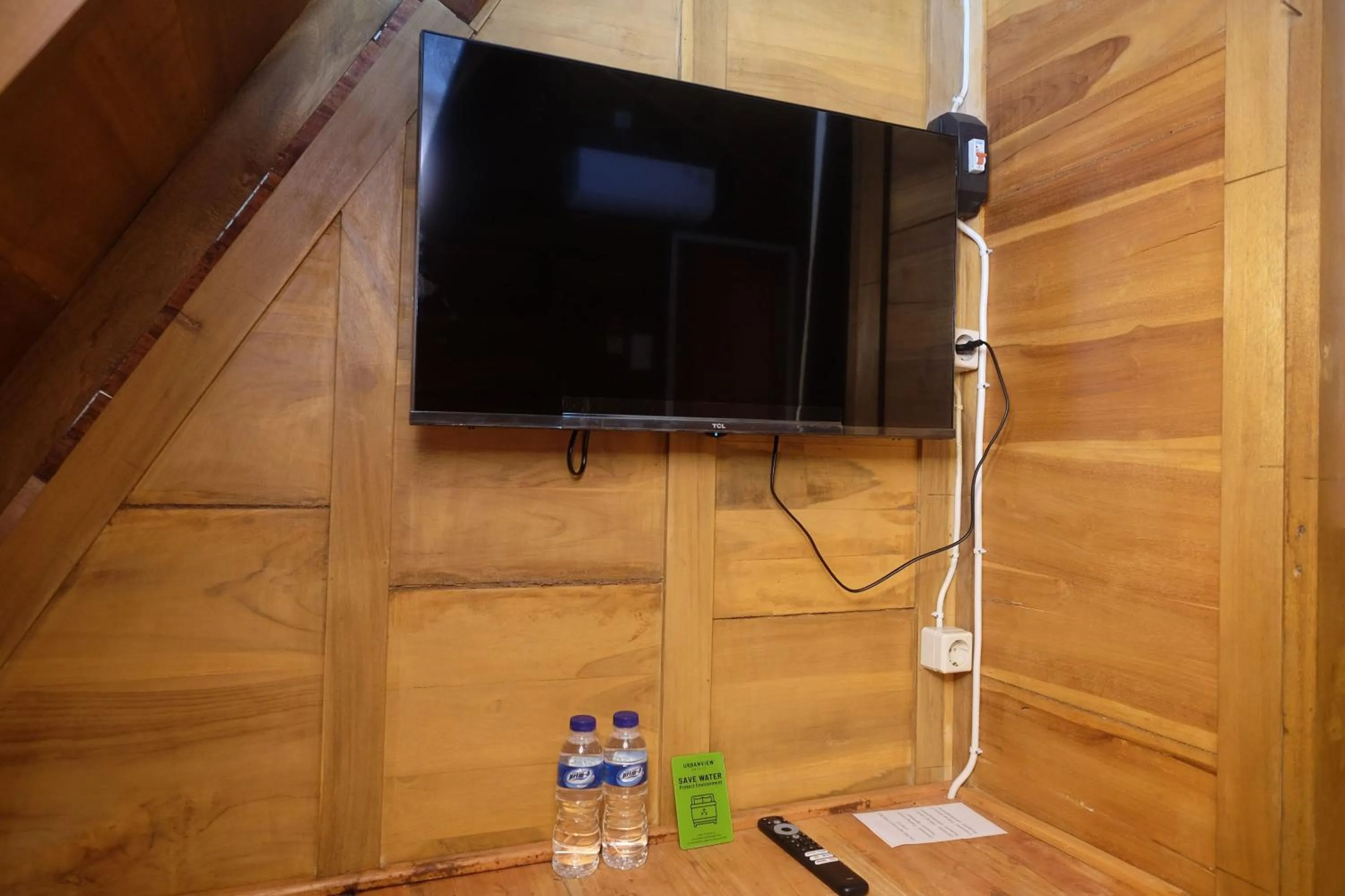 TV and multimedia in Urbanview Villa Lukulo Kebumen by RedDoorz