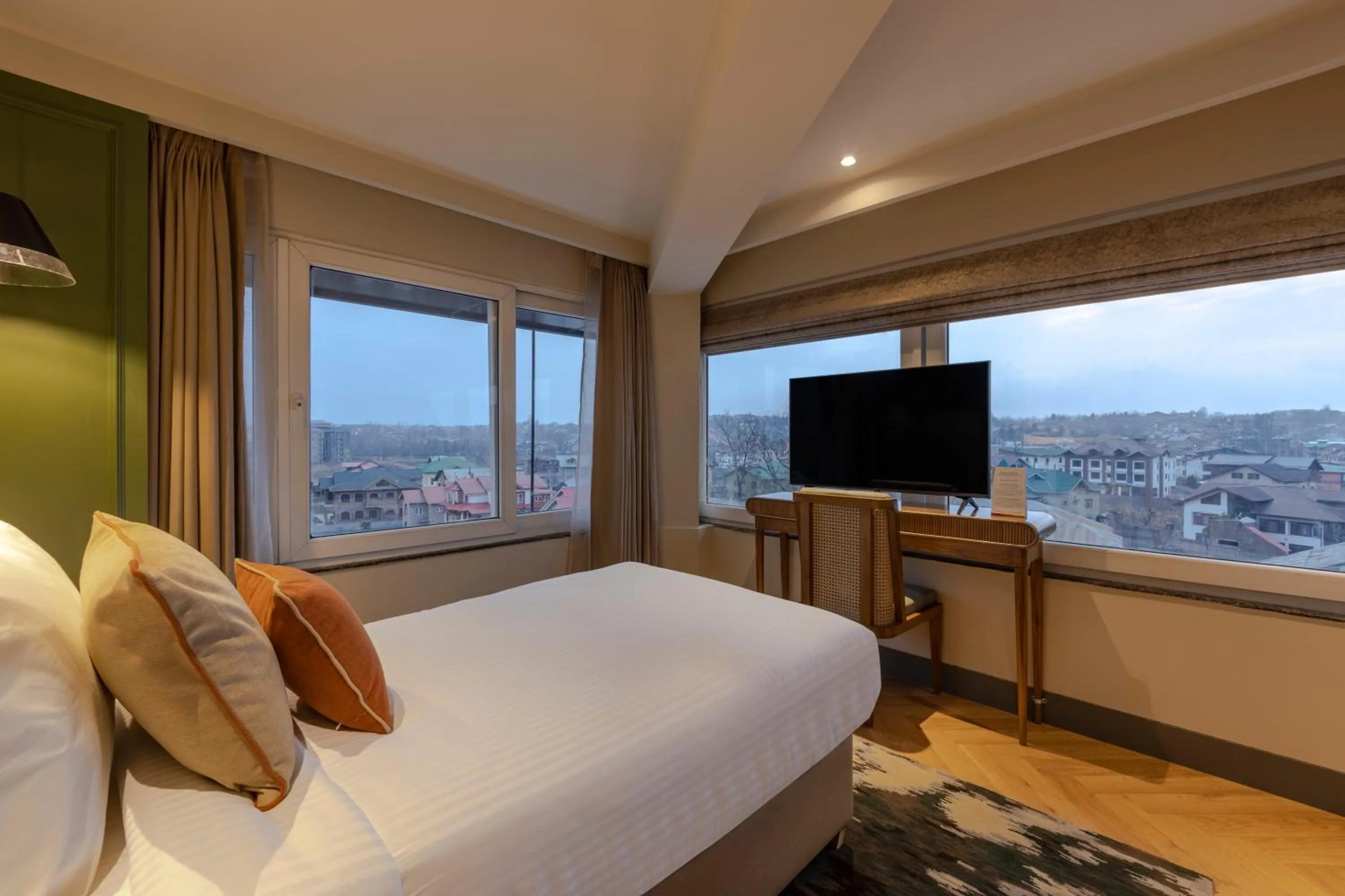 Bedroom, Bed in Sarovar Portico Srinagar