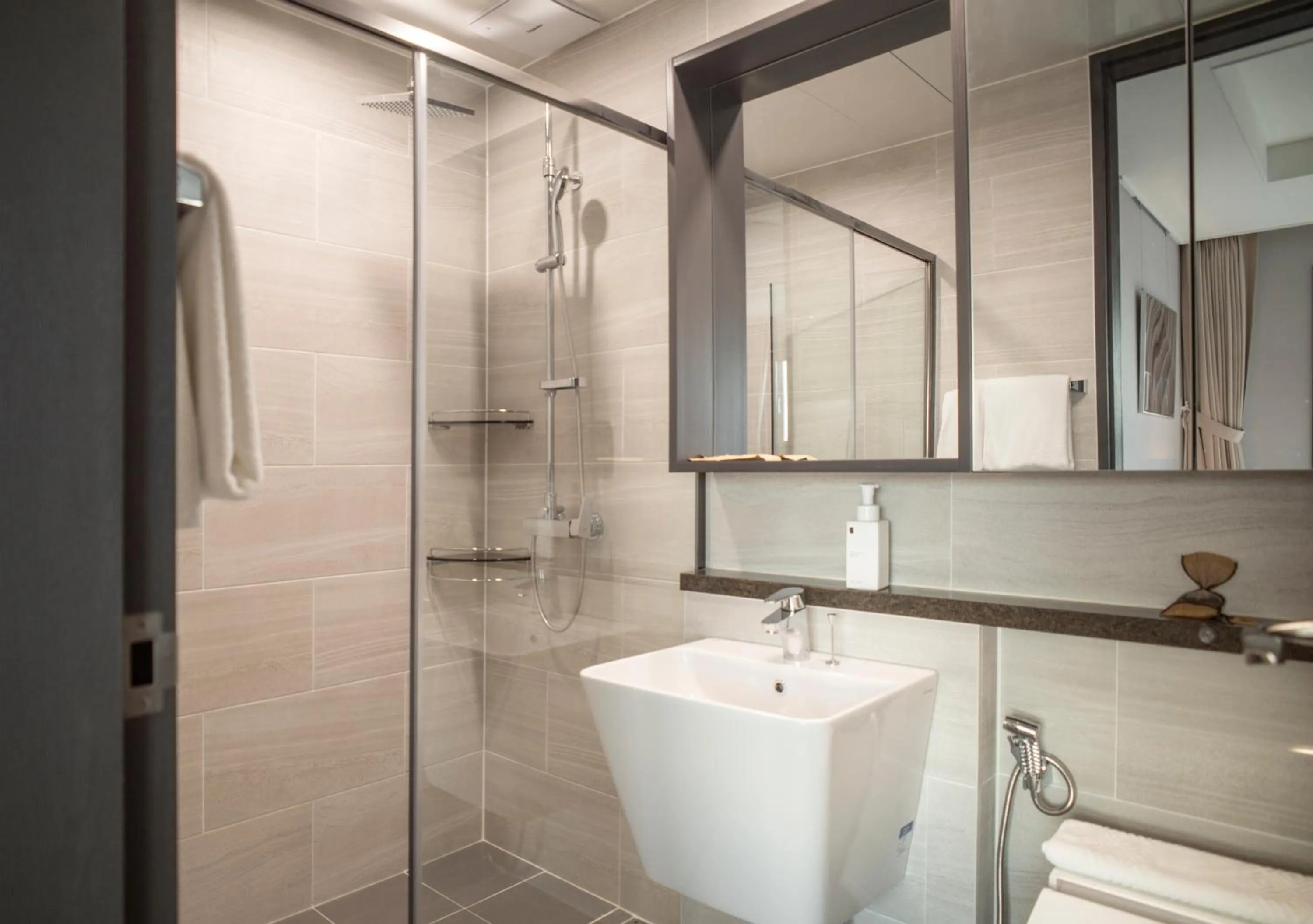 Shower in Y COLLECTION by UH FLAT OSIRIA