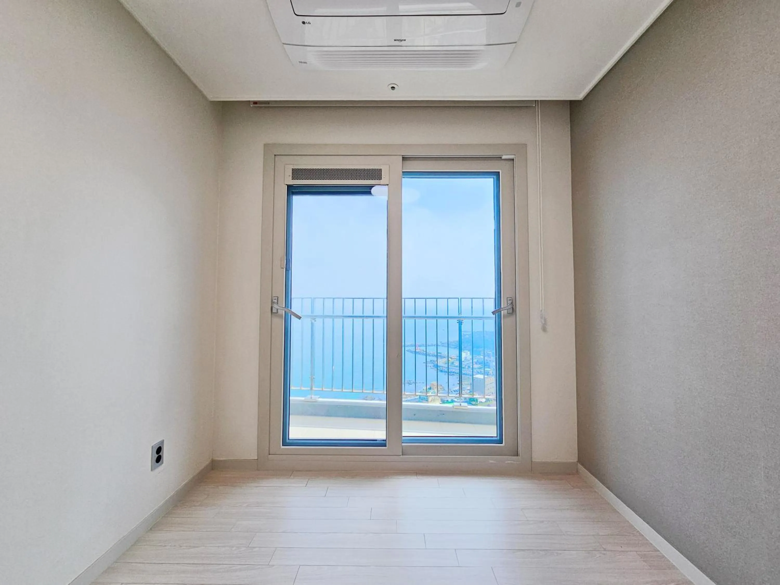 Sea view in Y COLLECTION by UH FLAT OSIRIA