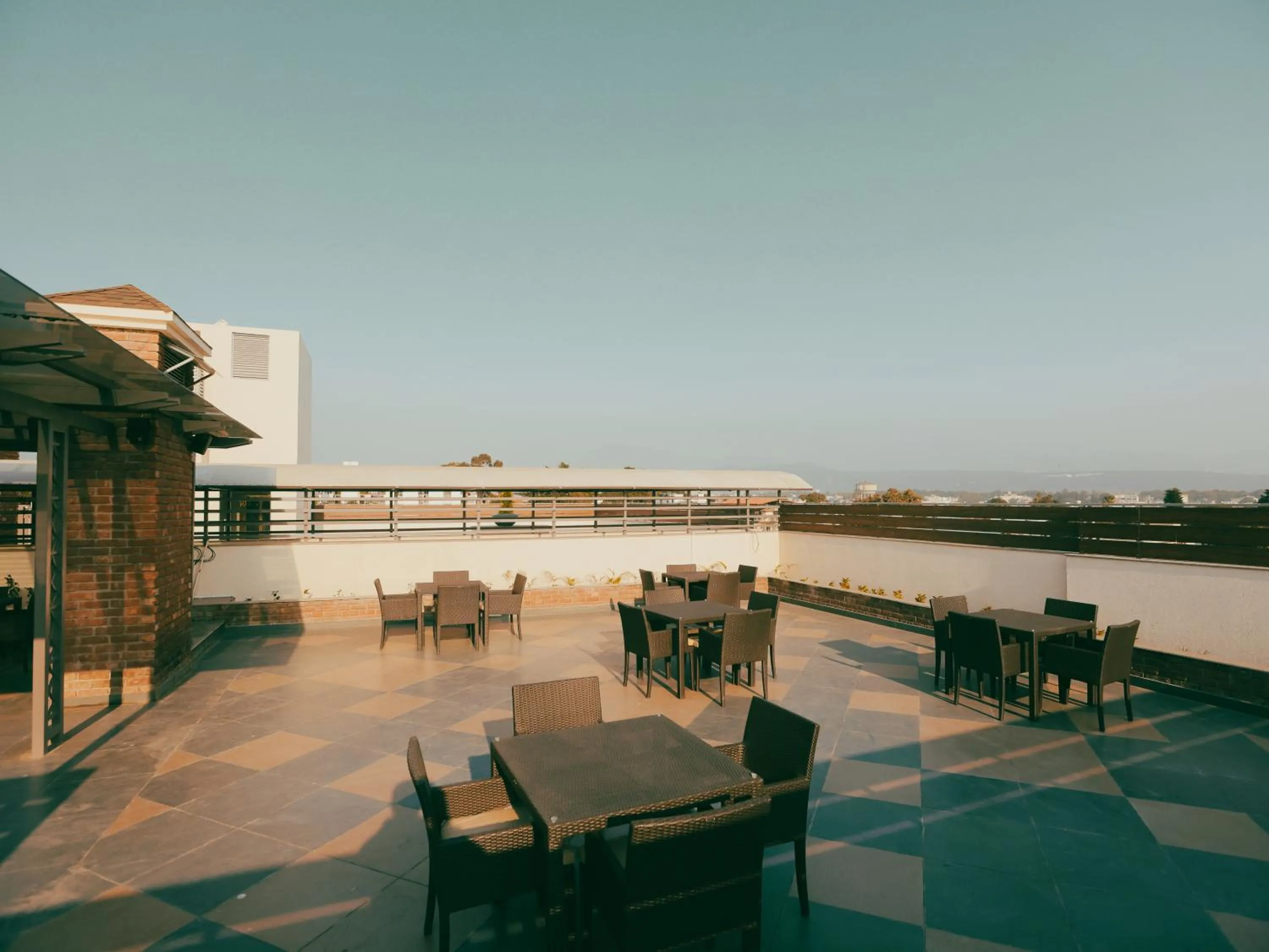 Restaurant/places to eat in Clarks Inn Express, Dehradun