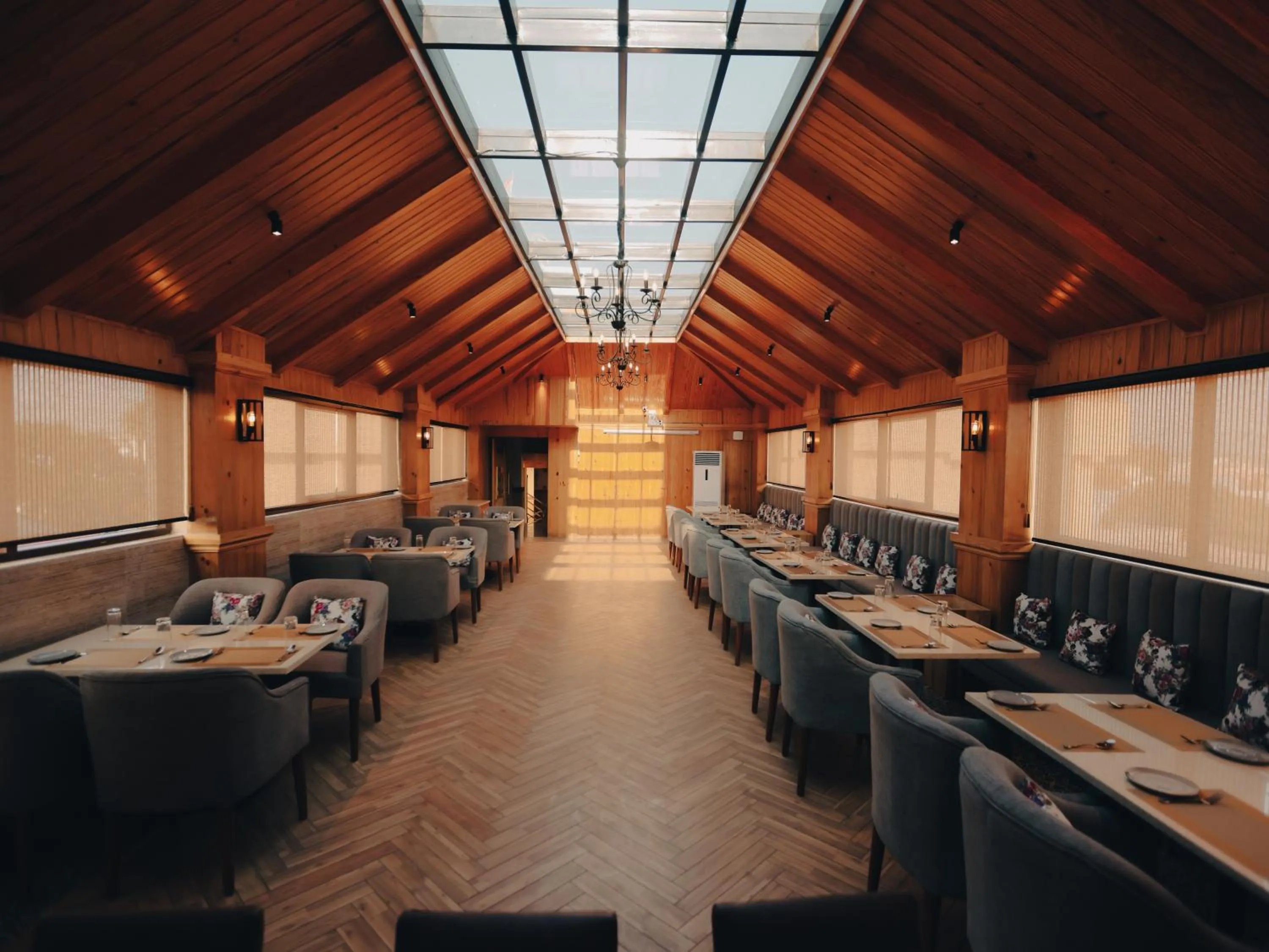 Restaurant/places to eat in Clarks Inn Express, Dehradun