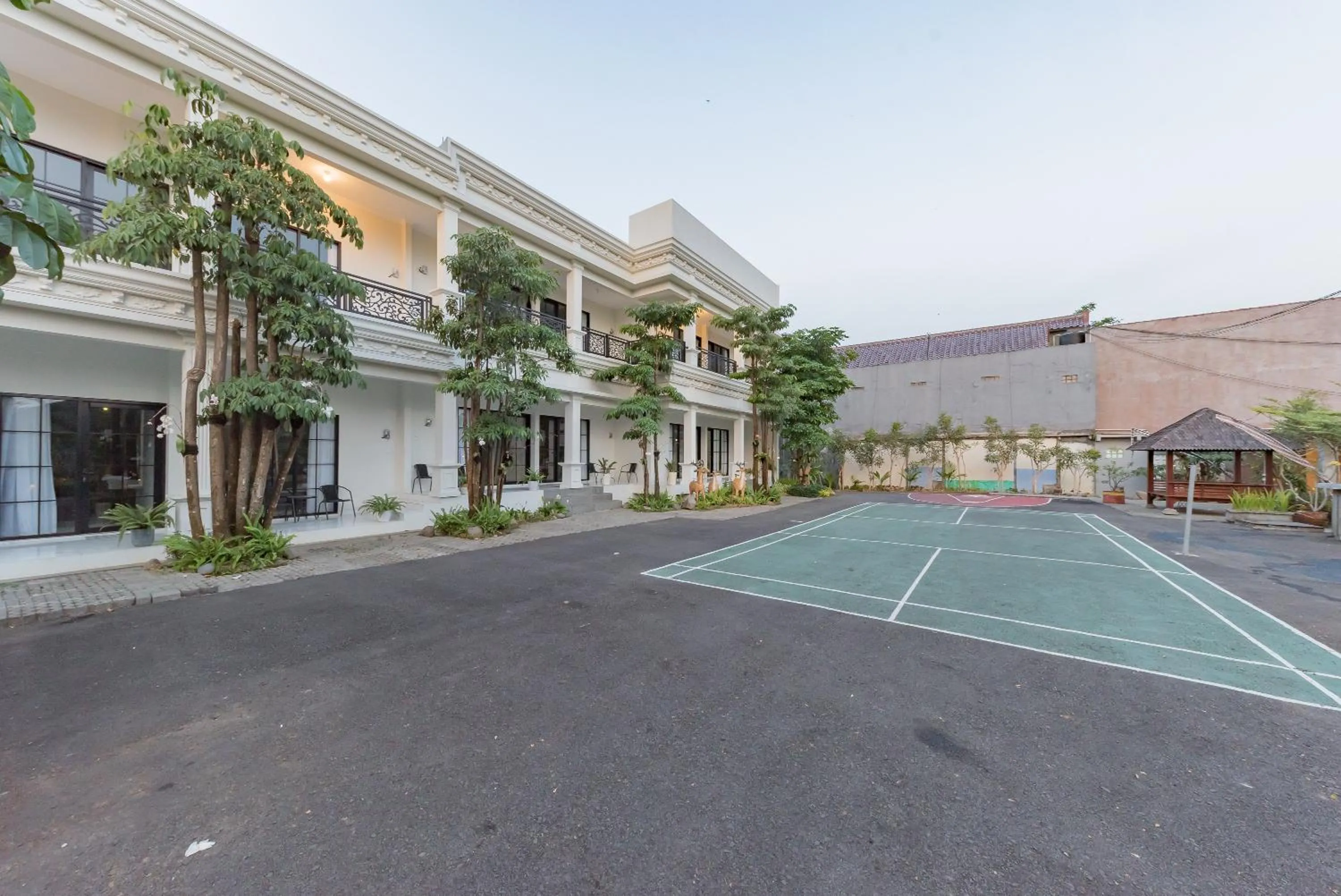 Tennis court in Urbanview Hotel Khayrizsan Tasikmalaya by RedDoorz