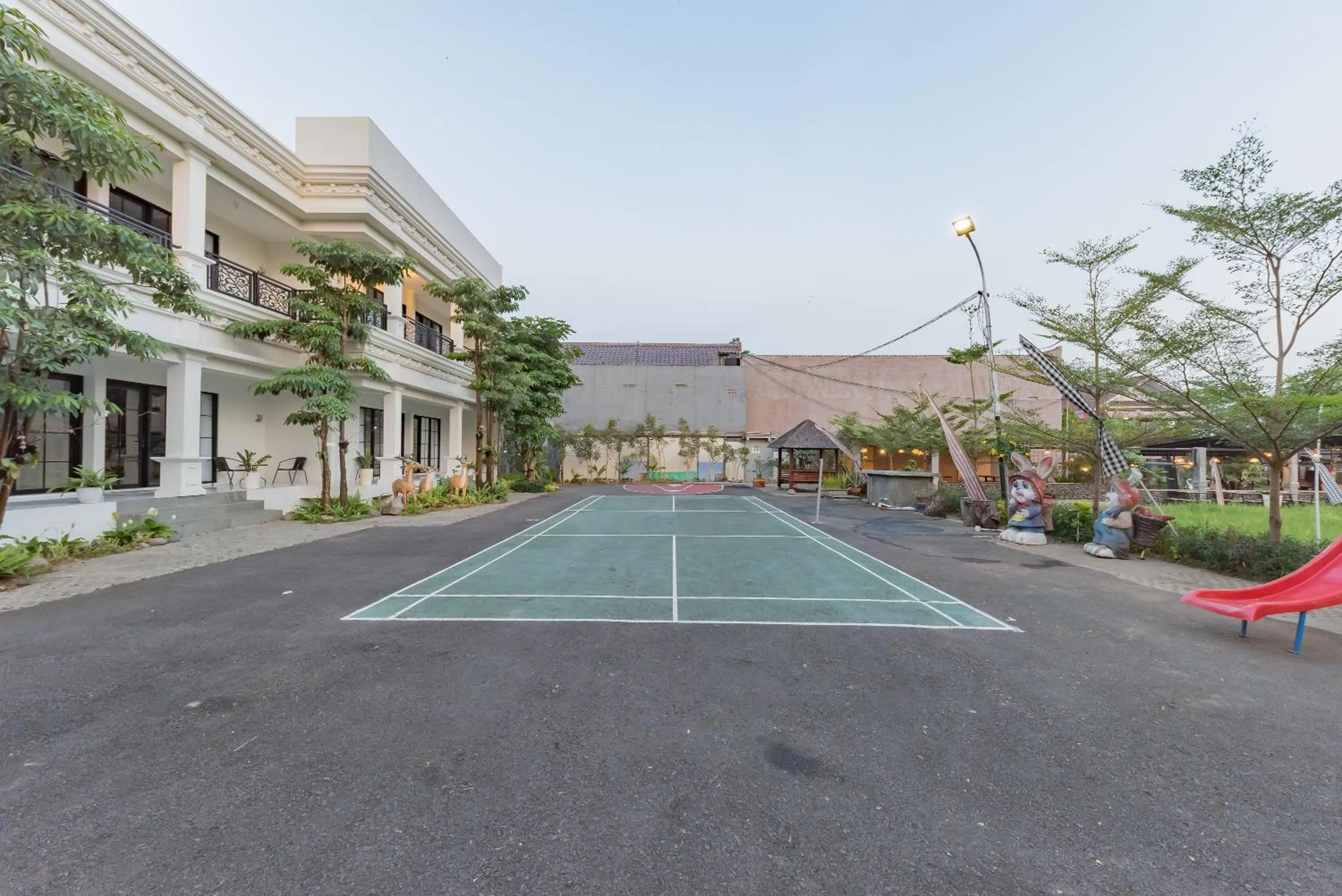 Tennis court in Urbanview Hotel Khayrizsan Tasikmalaya by RedDoorz