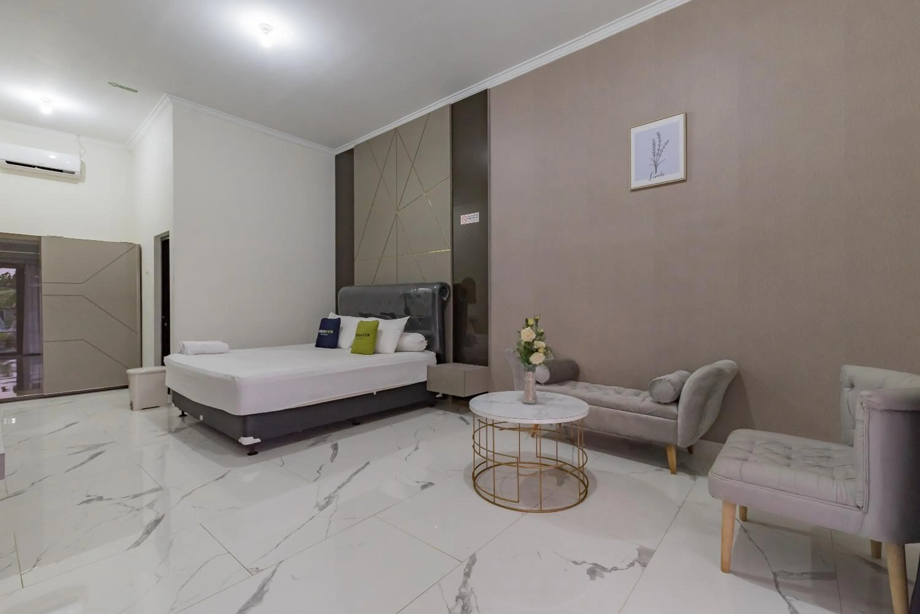 Bed in Urbanview Hotel Khayrizsan Tasikmalaya by RedDoorz