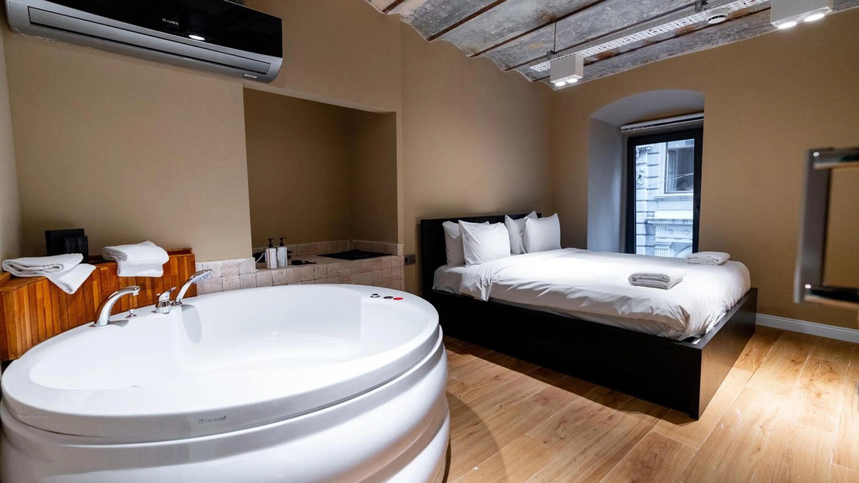 Bed in DeCamondo Residence