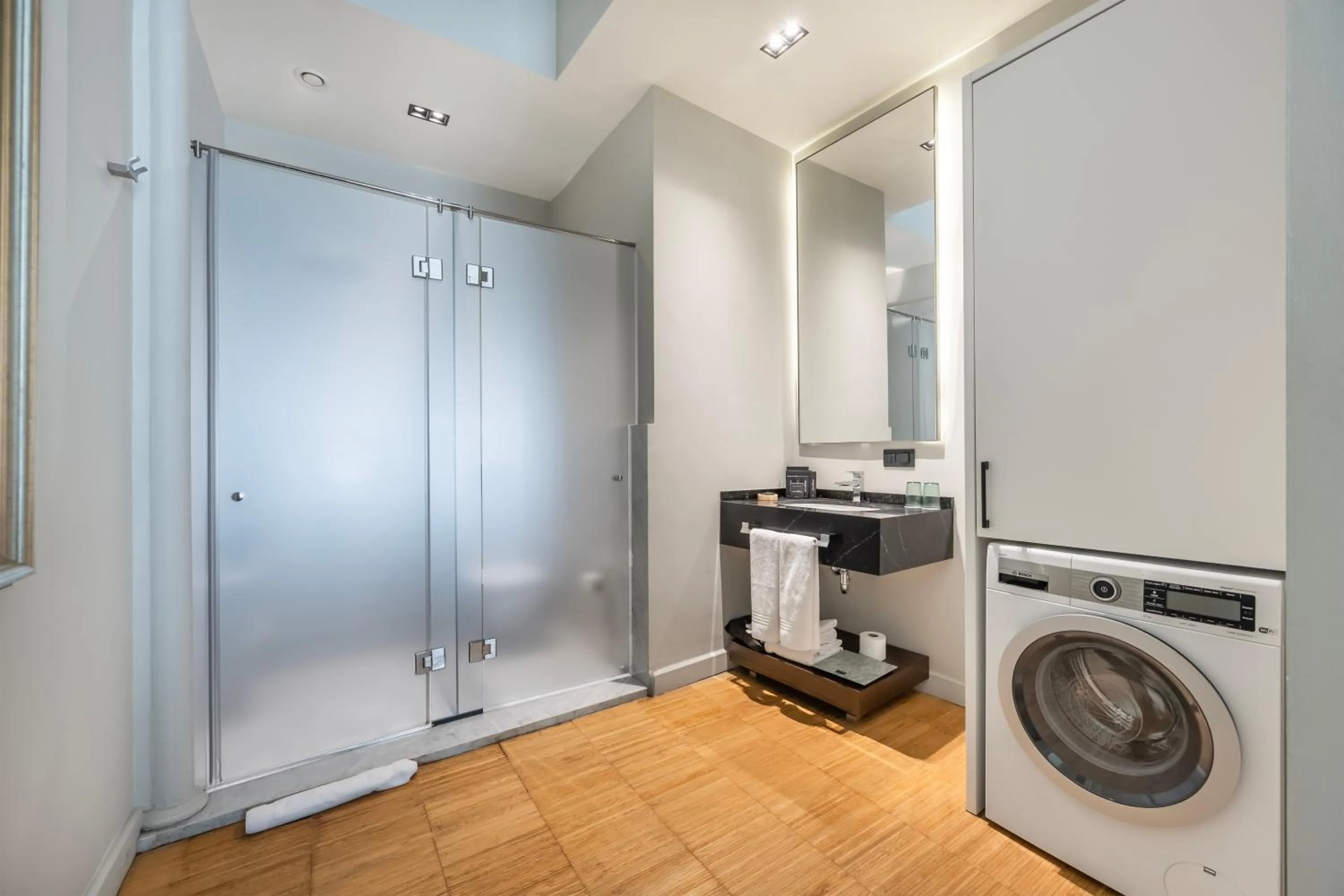 Shower in DeCamondo Residence