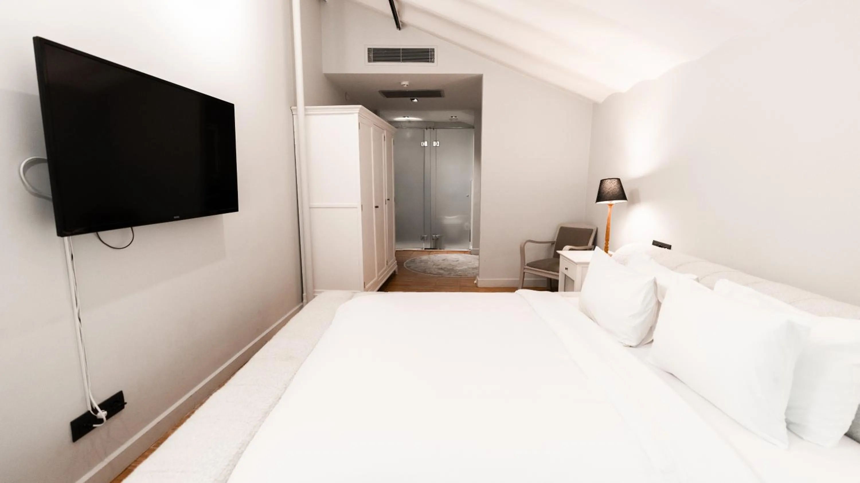 Bed in DeCamondo Residence