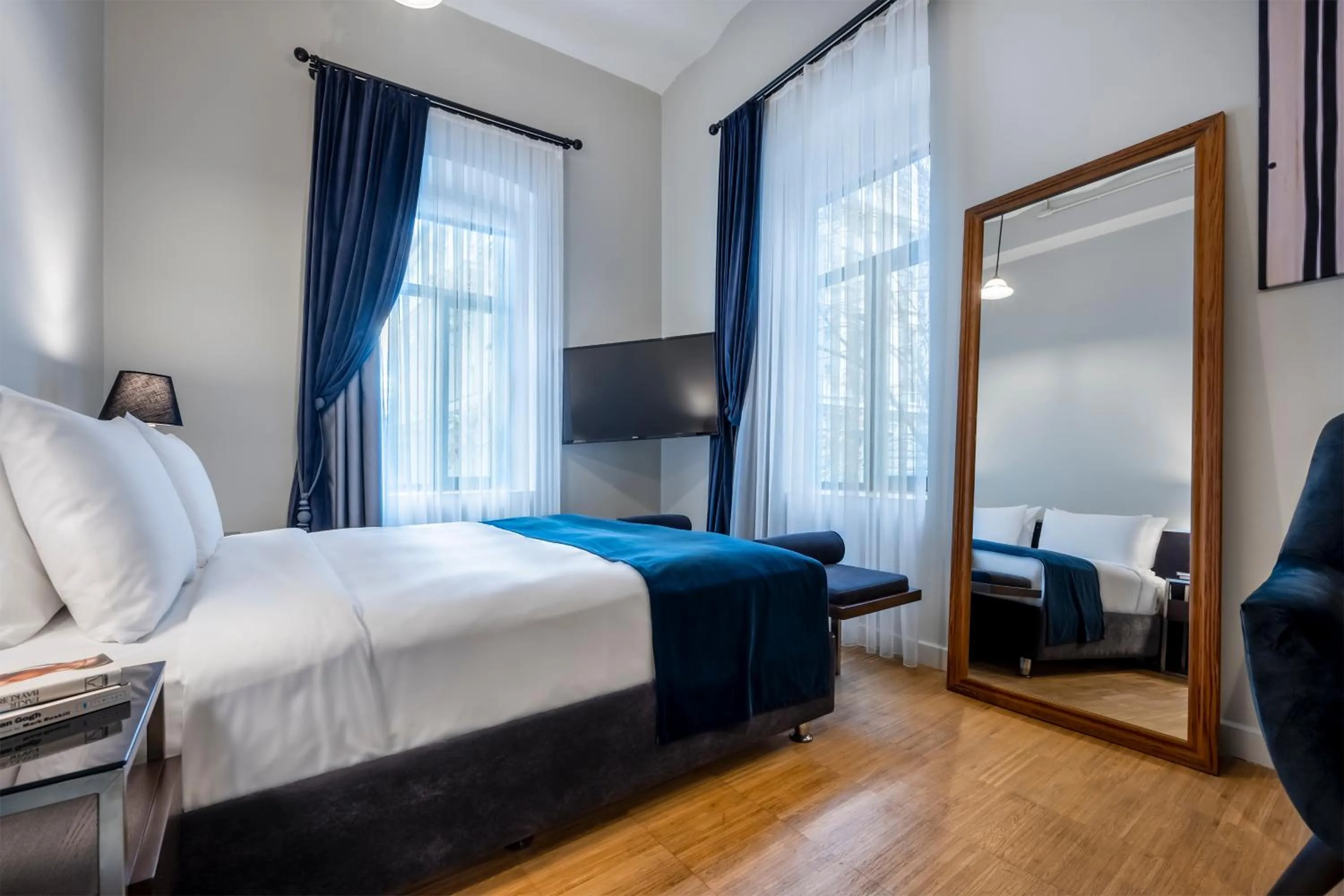 Bed in DeCamondo Residence