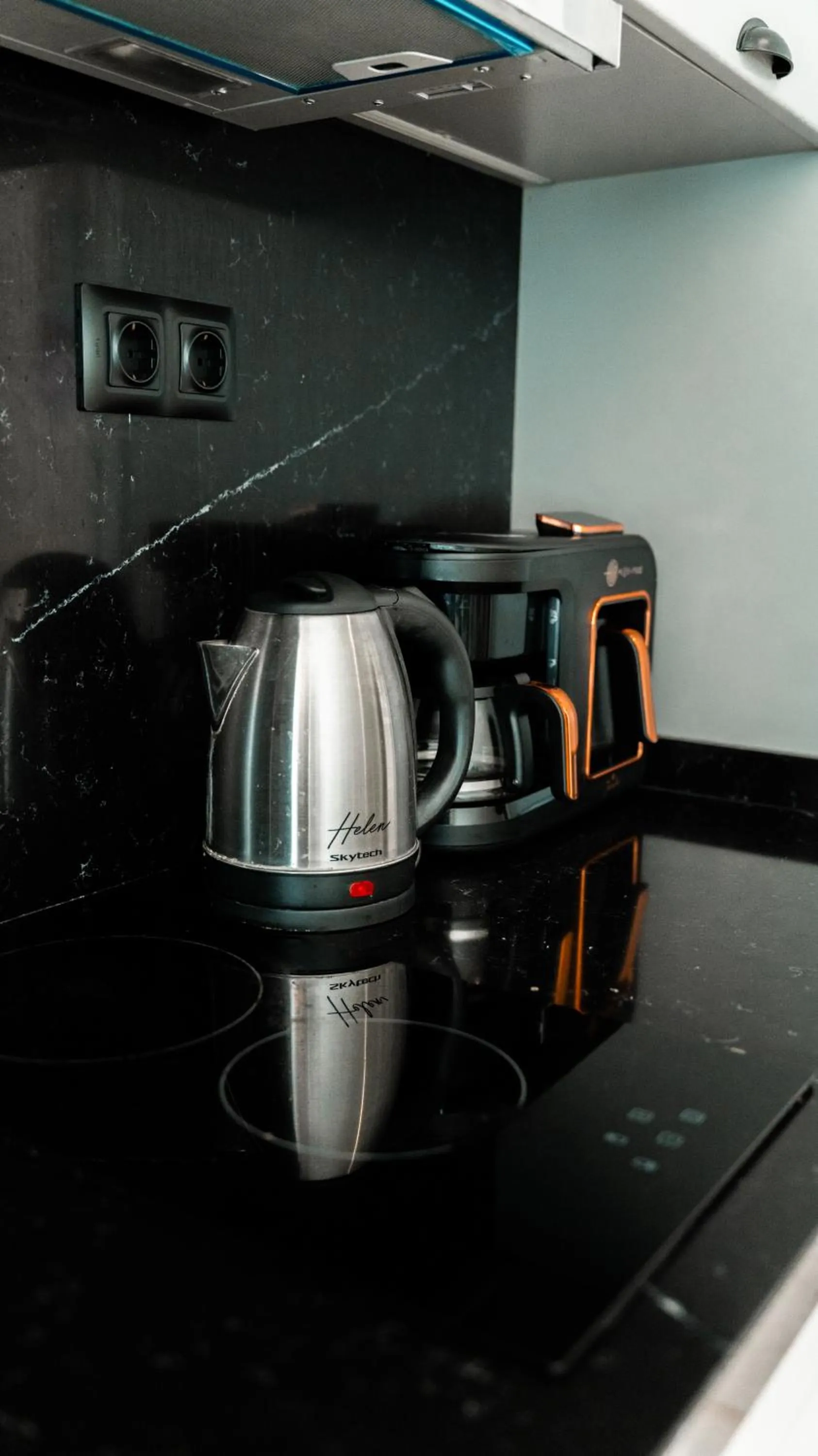 Coffee/tea facilities in DeCamondo Residence