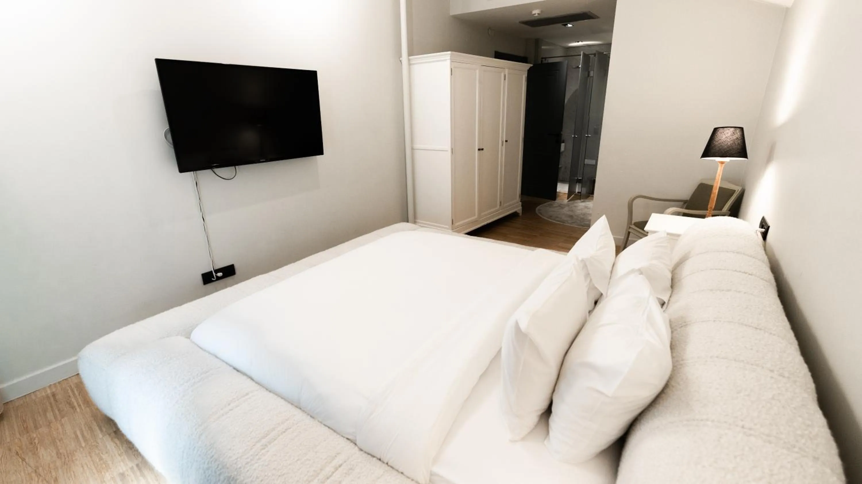 TV and multimedia, Bed in DeCamondo Residence