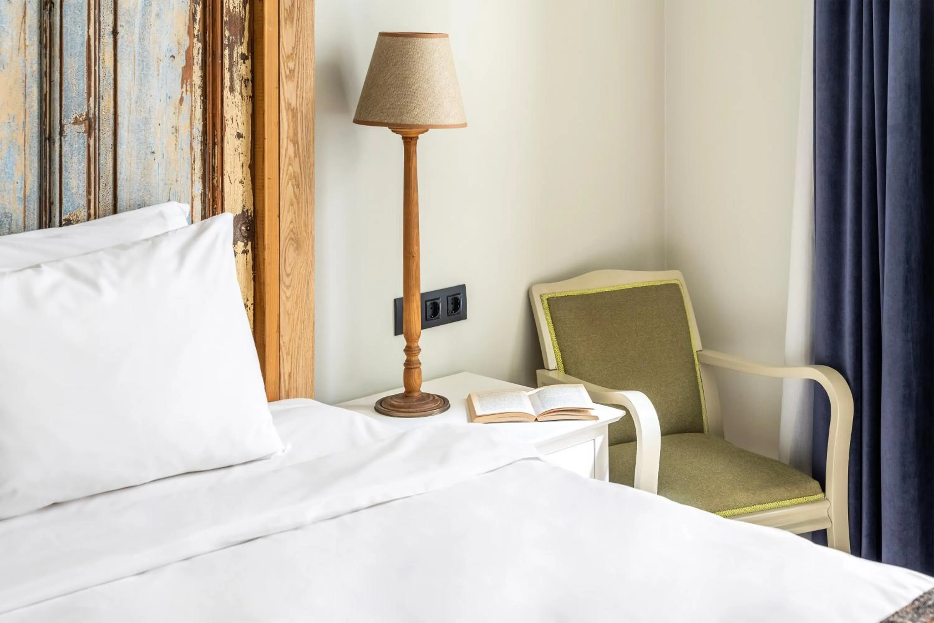 Bedroom, Bed in DeCamondo Residence