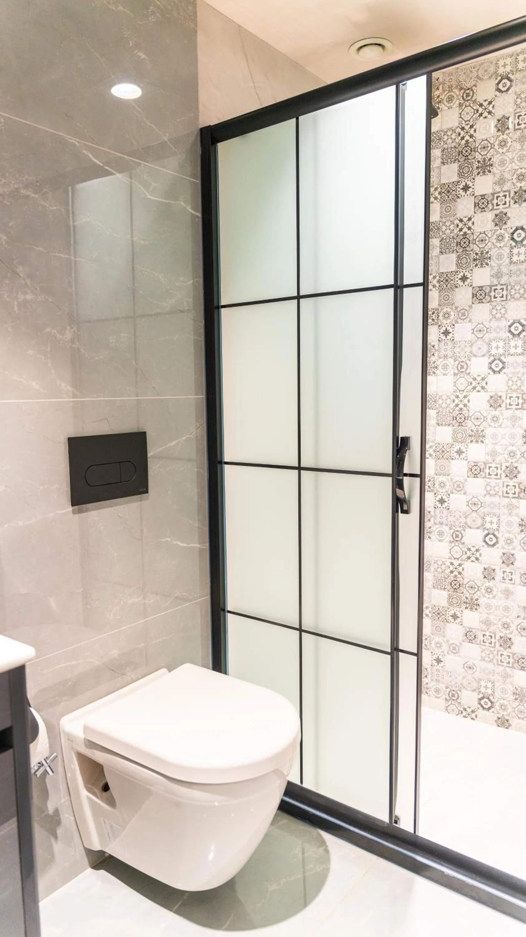 Shower in DeCamondo Residence