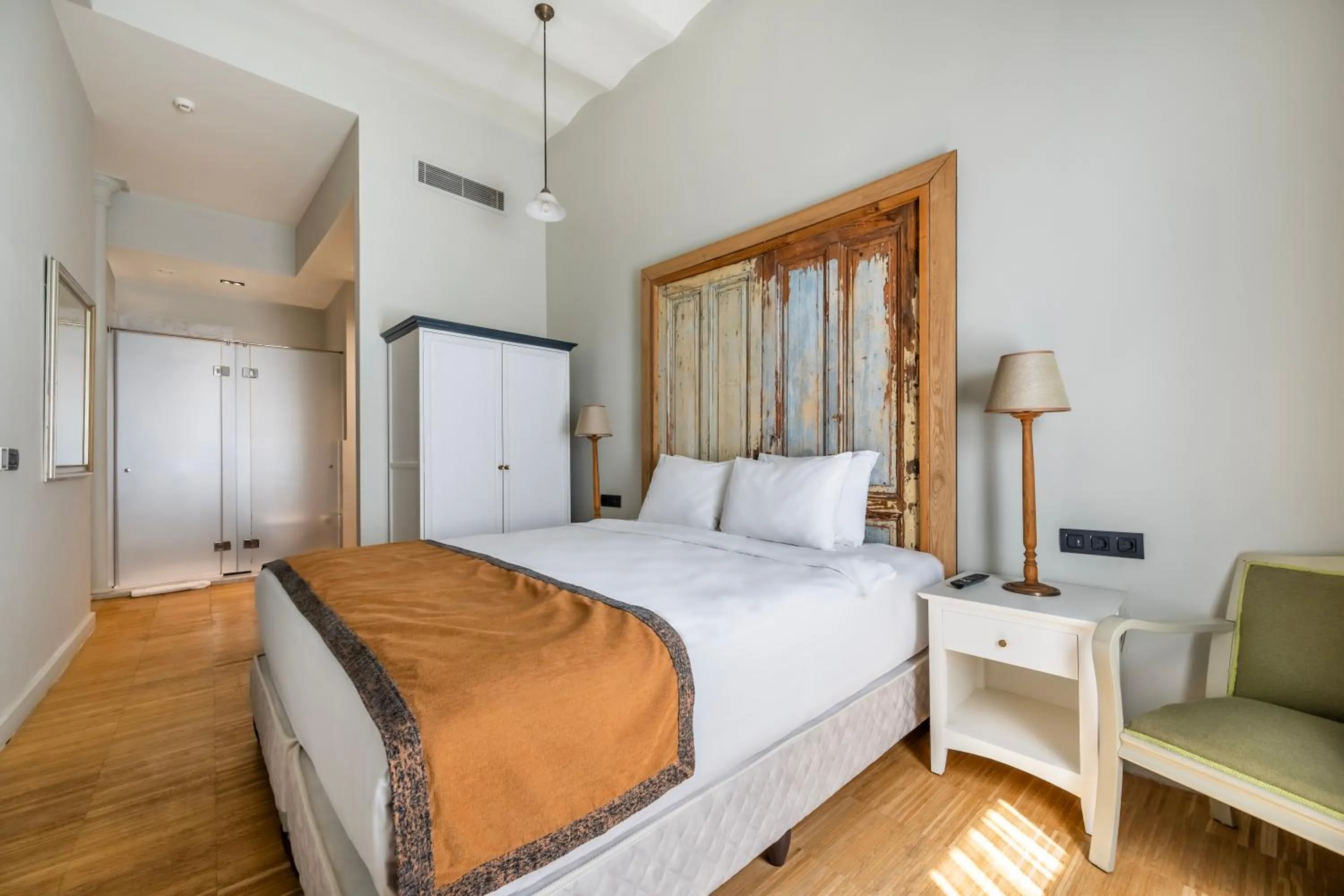 Bed in DeCamondo Residence