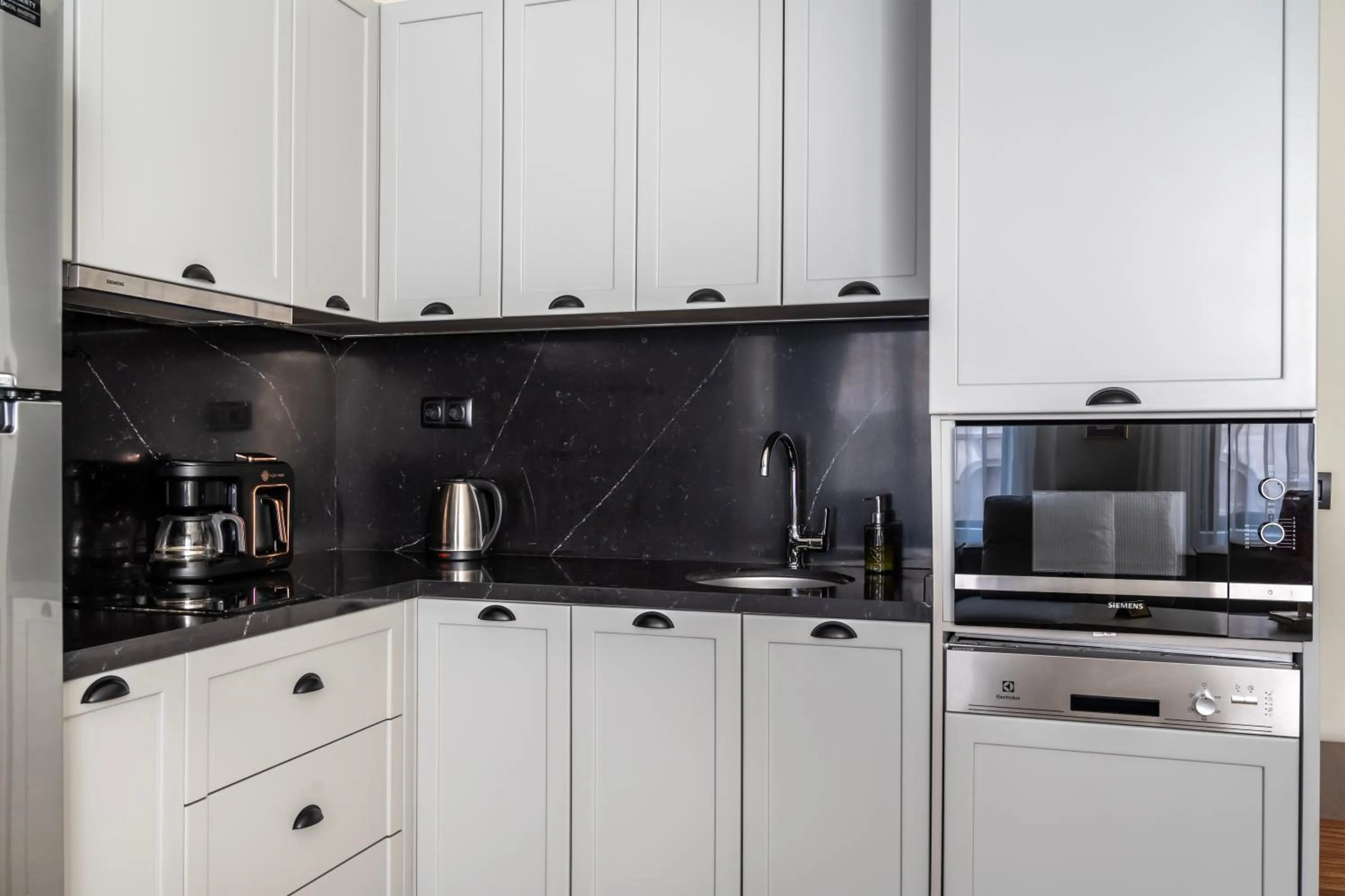 Coffee/tea facilities in DeCamondo Residence