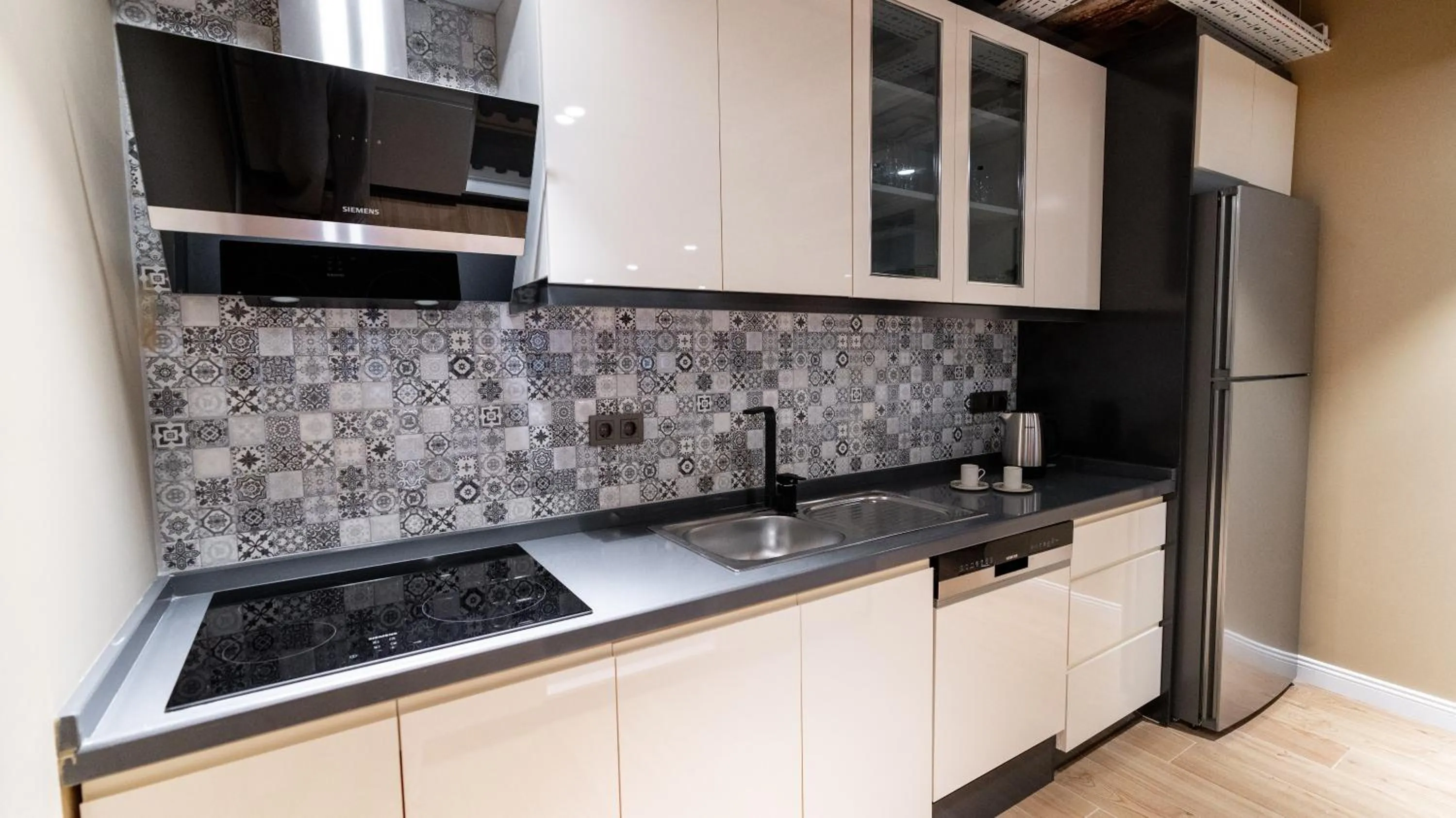 Coffee/tea facilities in DeCamondo Residence