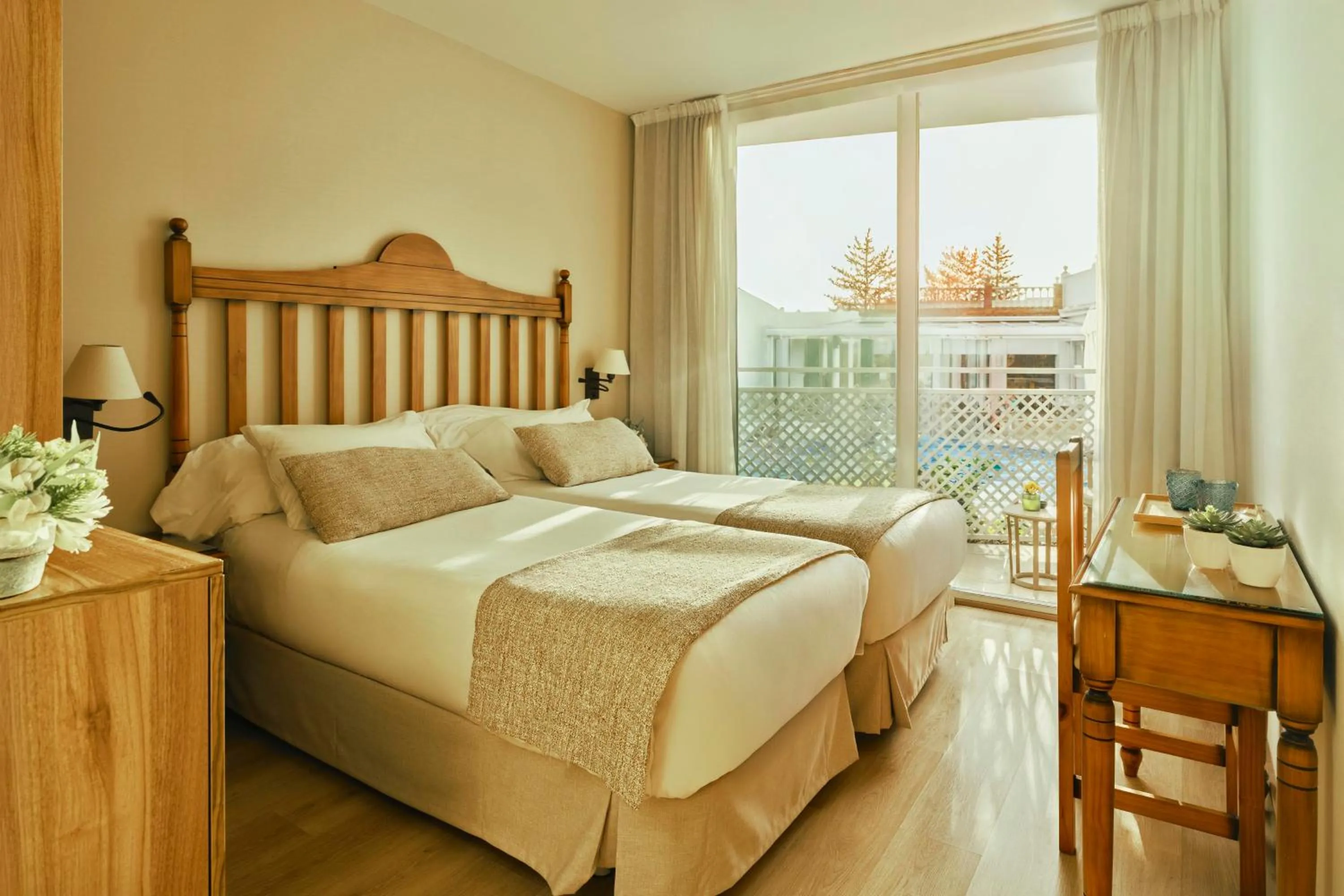 Pool view, Bed in Beneste Villa Flamenca Hotel