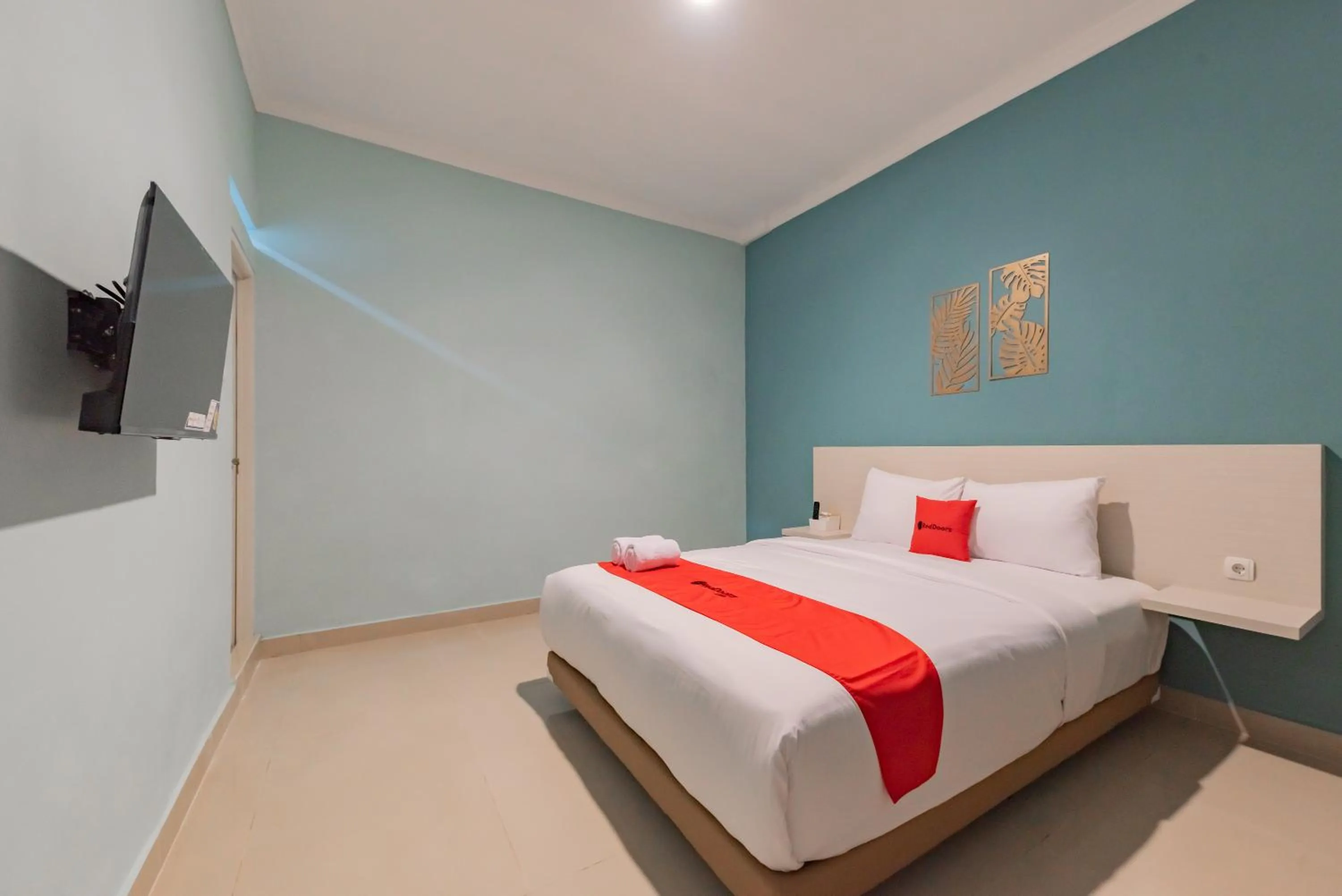 Bedroom, Bed in RedDoorz Plus near Surapati Core