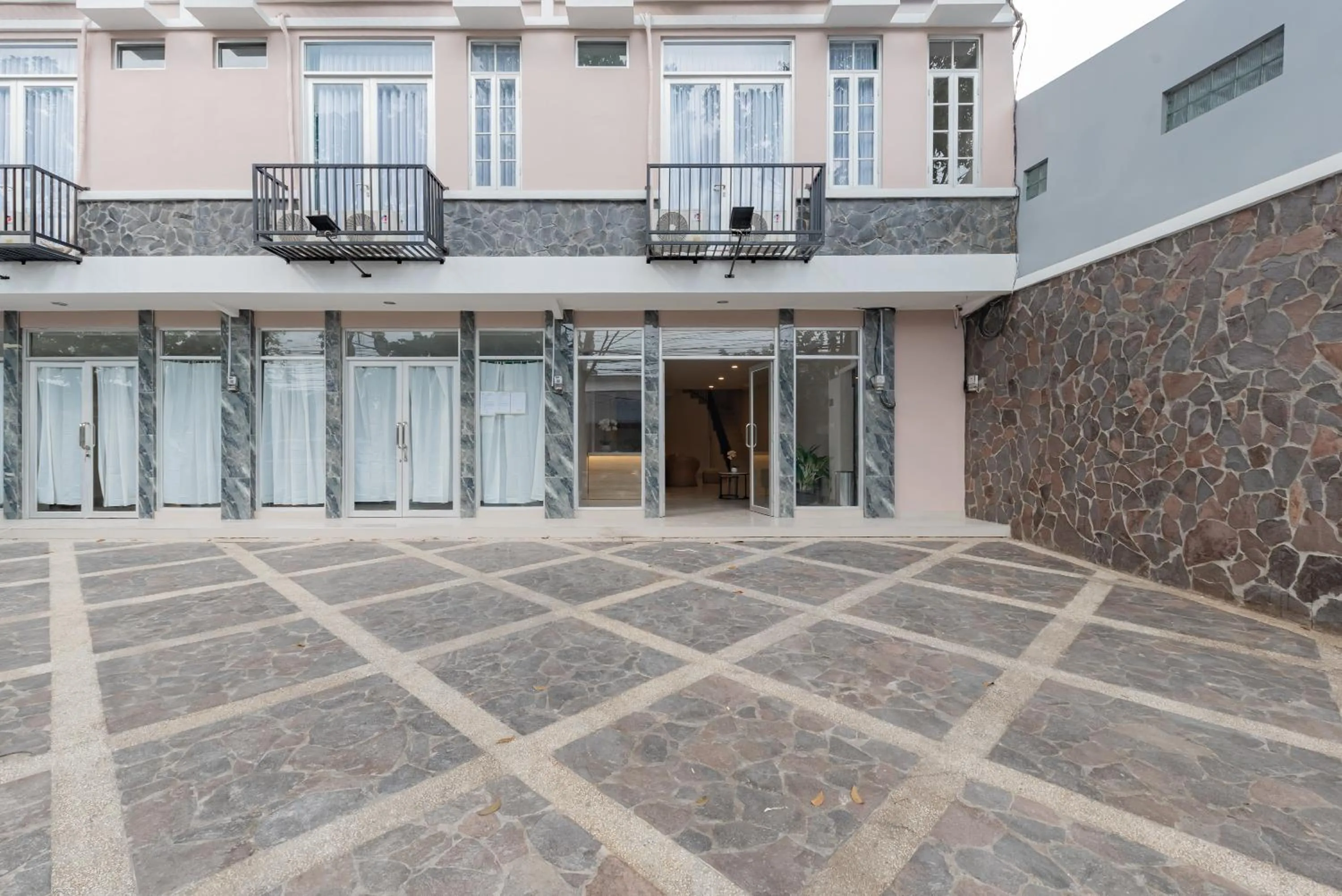 Property building in RedDoorz Plus near Surapati Core