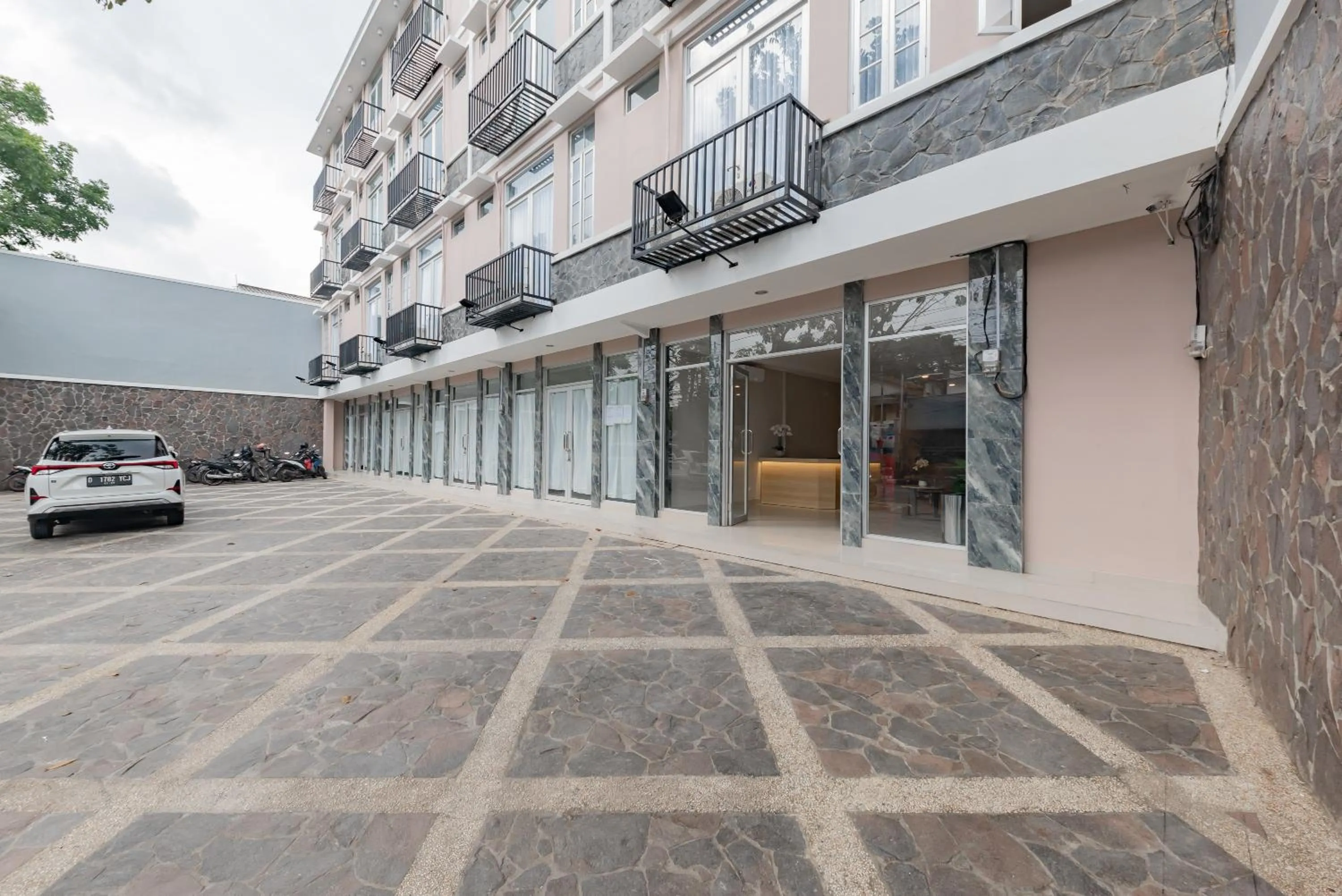 Property building in RedDoorz Plus near Surapati Core