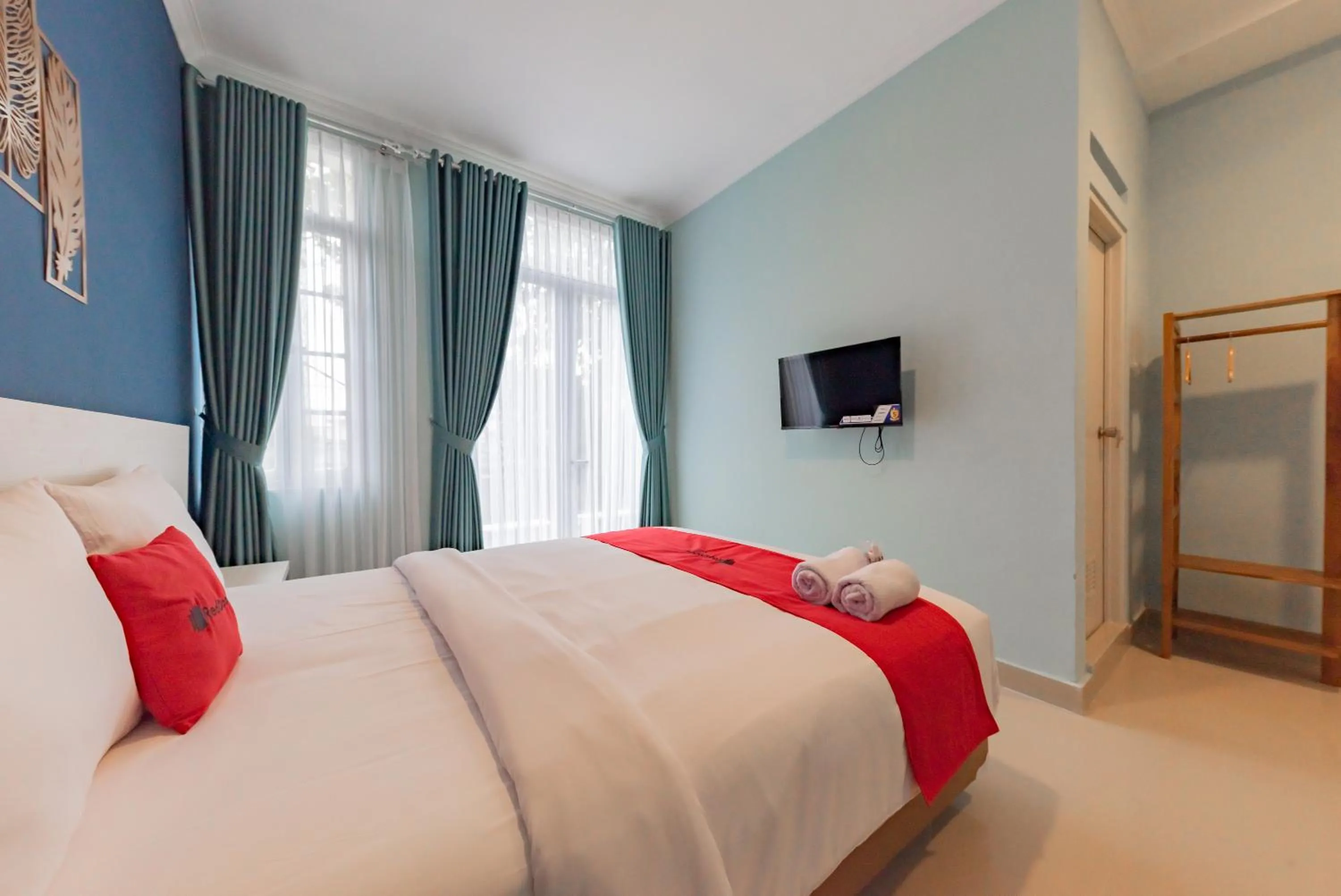 Bedroom, Bed in RedDoorz Plus near Surapati Core