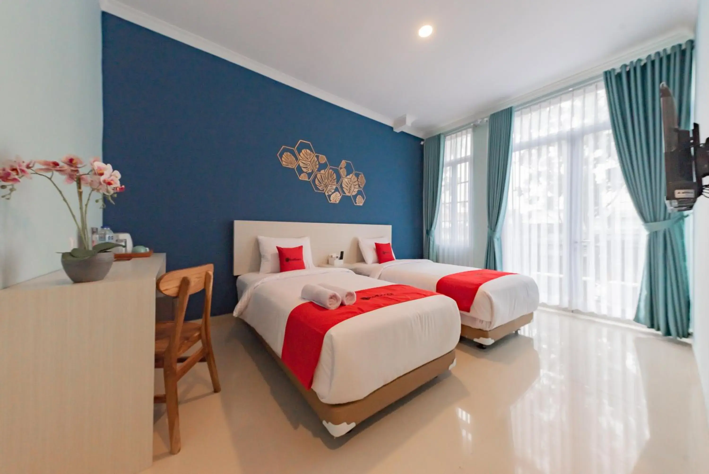 Deluxe Twin Room in RedDoorz Plus near Surapati Core Deluxe Twin Room in RedDoorz Plus near Surapati Core