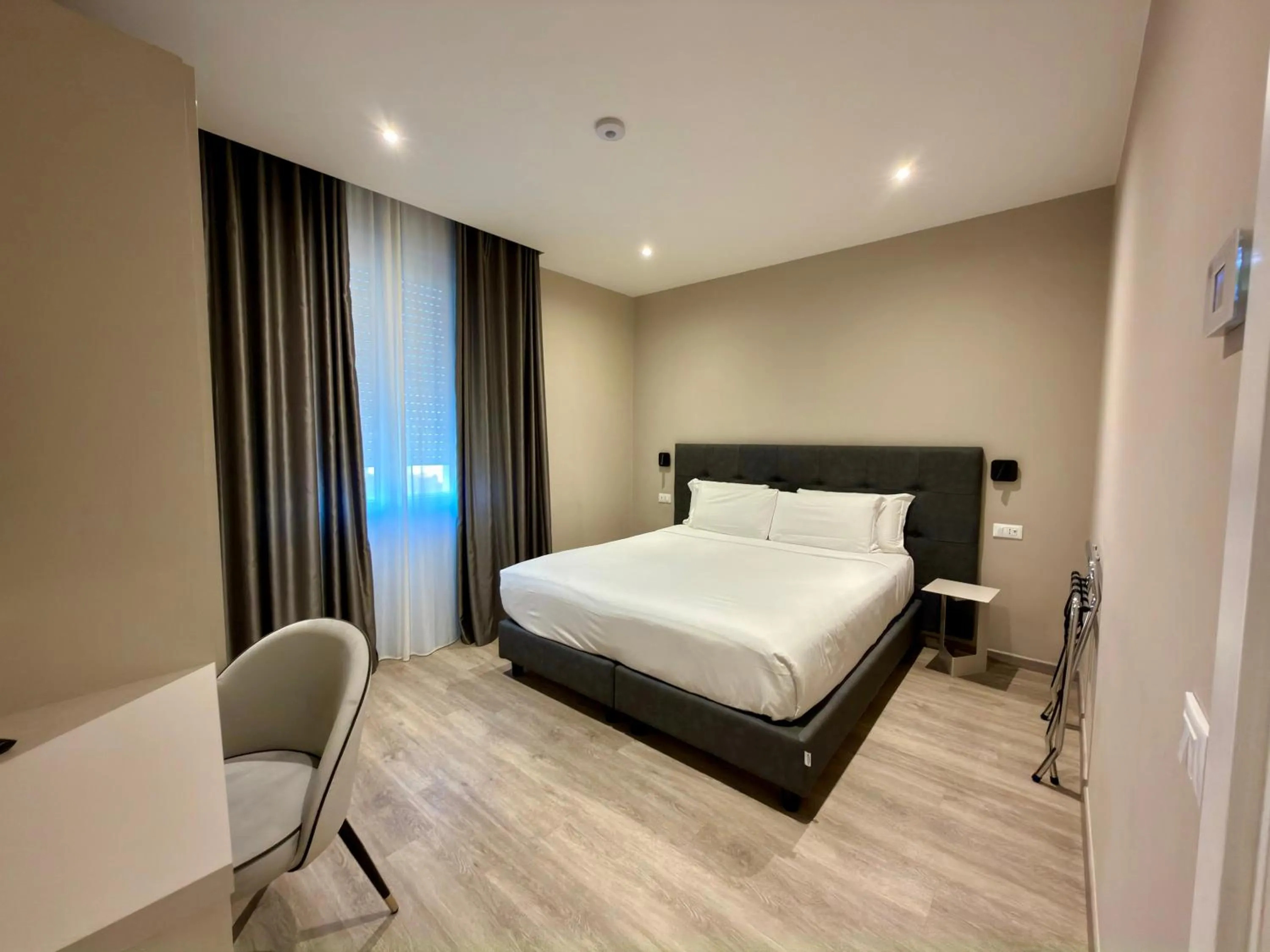 Bedroom, Bed in Vi Suites